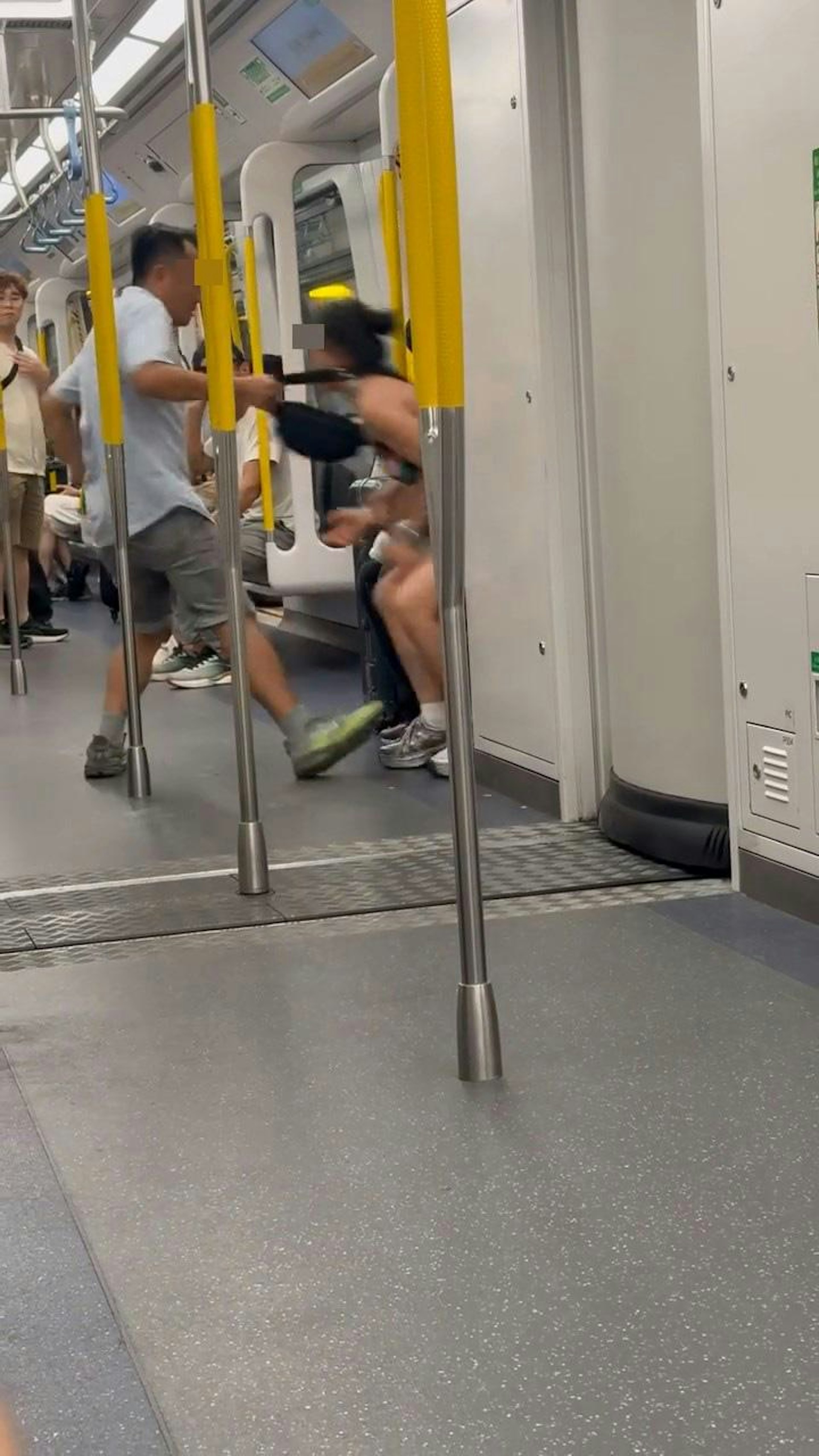 本港網絡瘋傳多段影片,指港鐵東鐵綫列車內,有阿叔疑「捉姦」怒擲老婆手機。(Threads@leung.kc_)