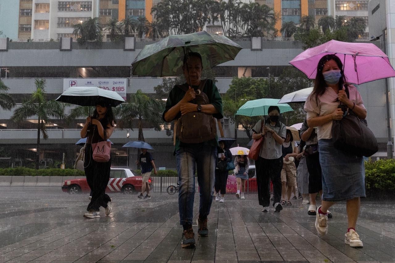 黑雨歷時3小時20分鐘變紅雨三周內第5場再破單年黑雨次數紀錄