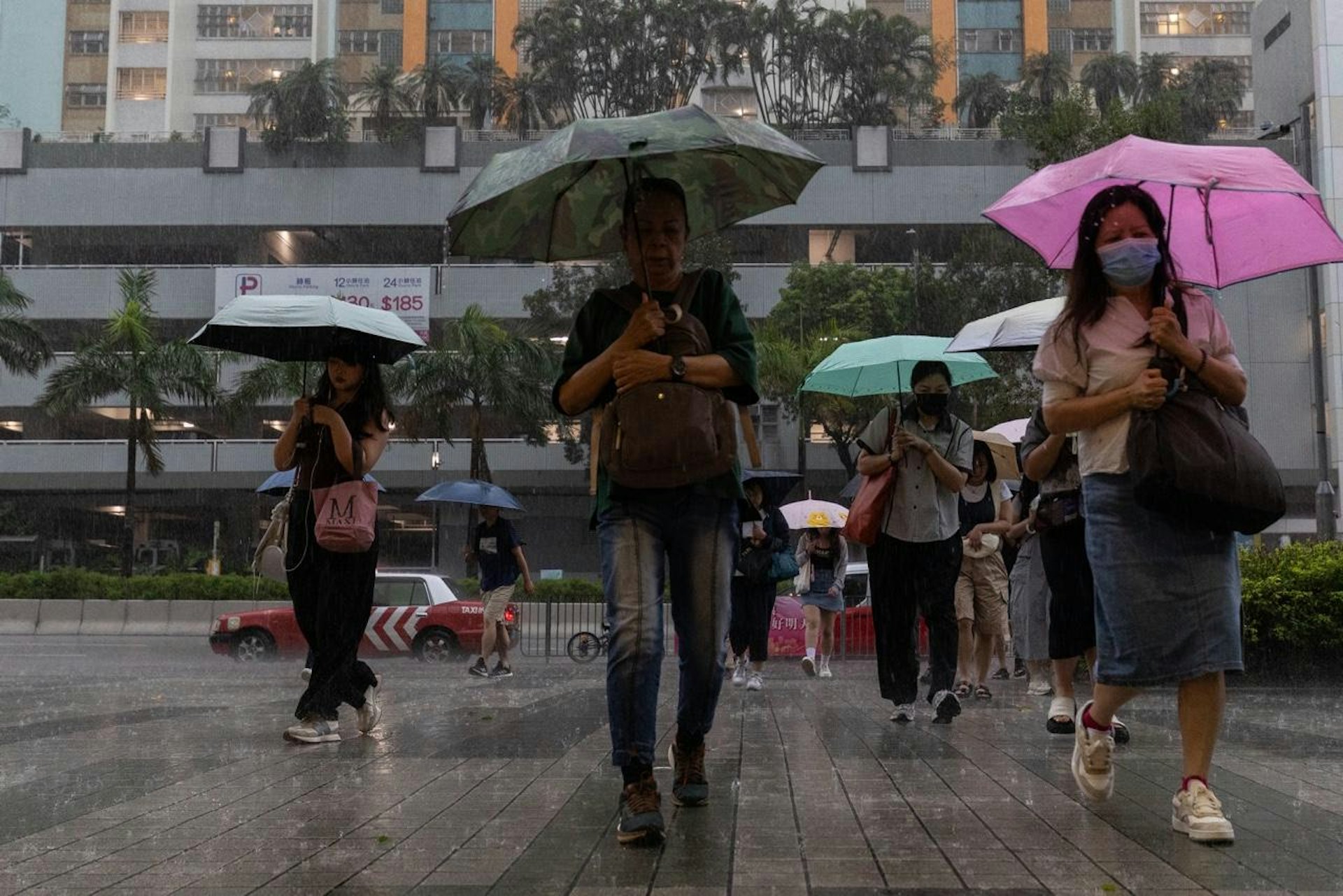 黑雨歷時3小時20分鐘變紅雨三周內第5場再破單年黑雨次數紀錄