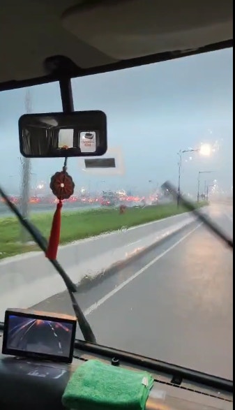 有片．黑雨｜香港機場T1離港落客區大排車龍司機呻苦