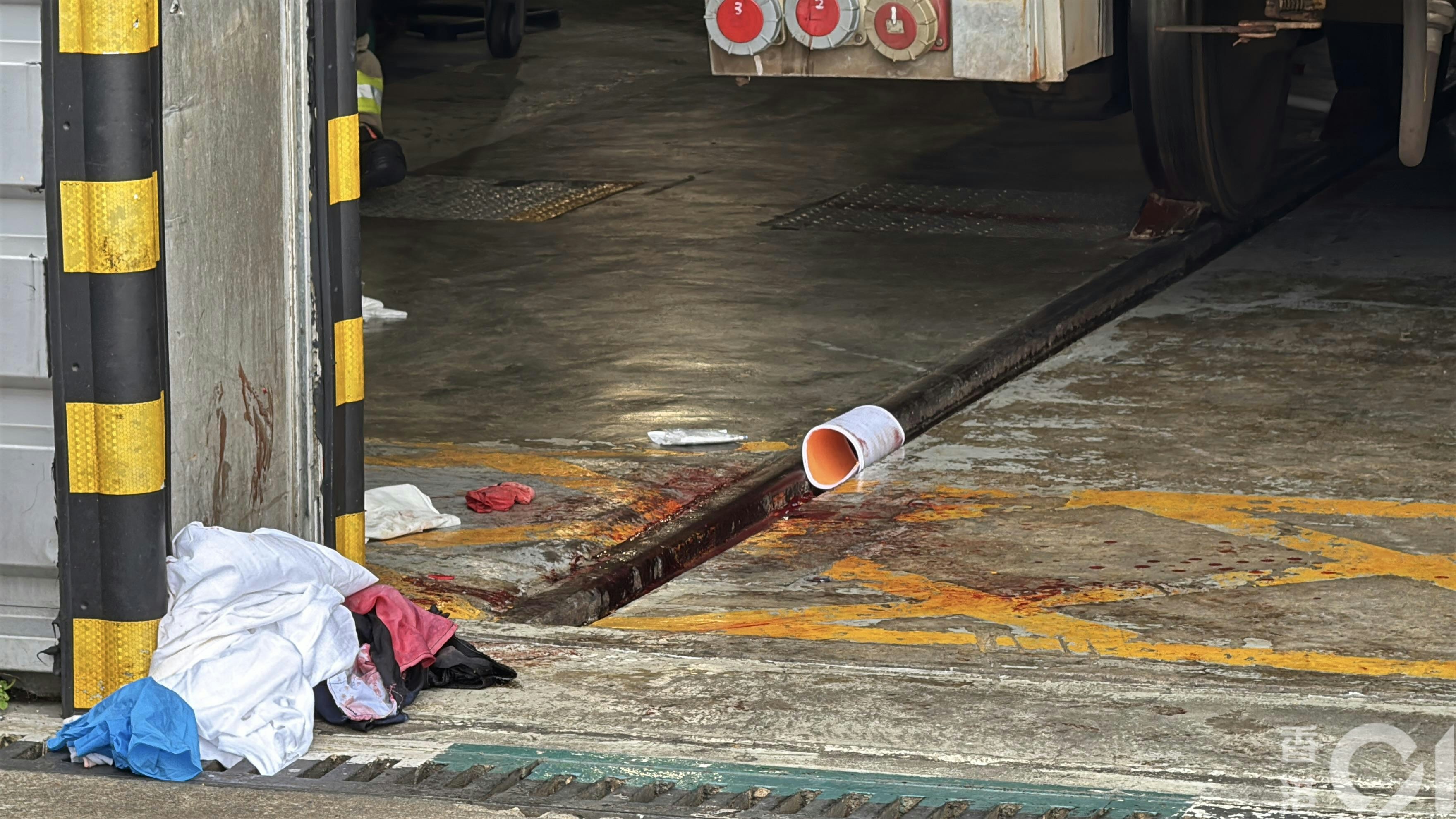 地上遺有血跡。（蔡正邦攝）