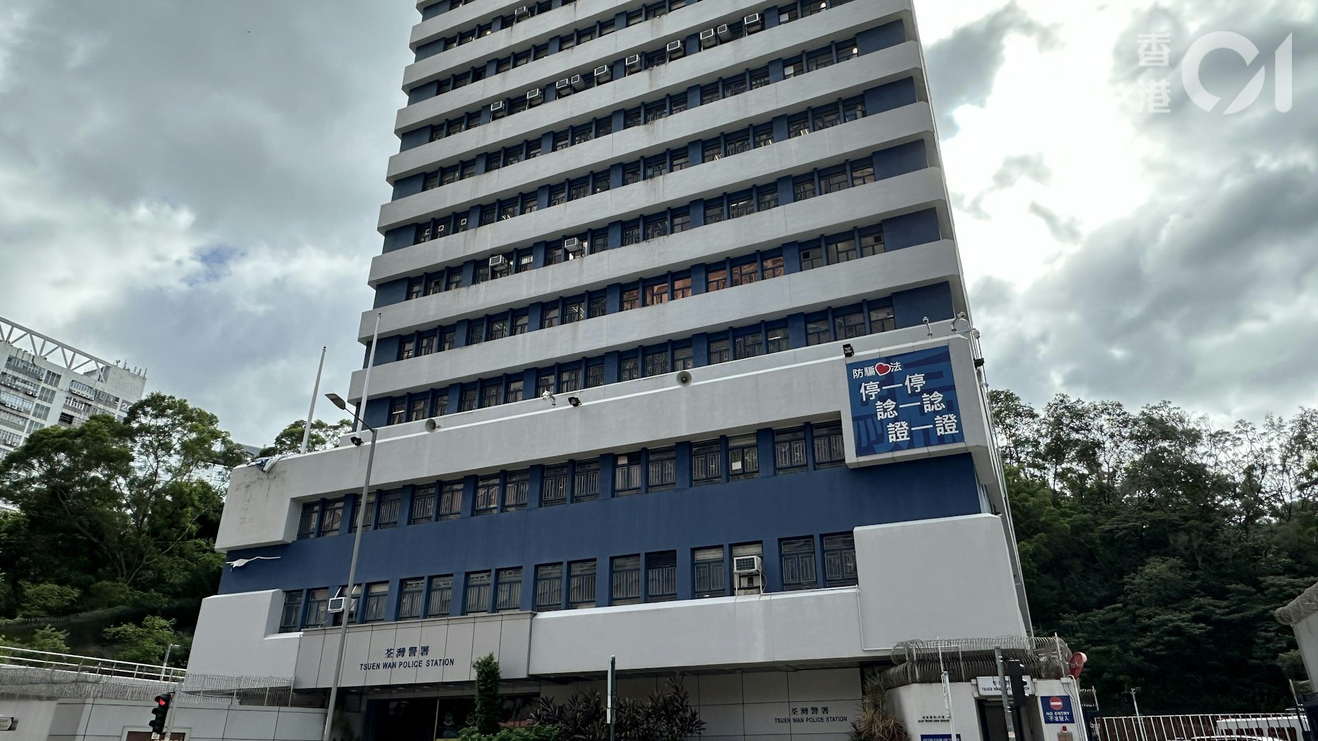 汀九恒麗園天台電子設備起火 多人報案 警列縱火跟進 汀九恒麗園天台電子設備起火 多人報案 警列縱火跟進