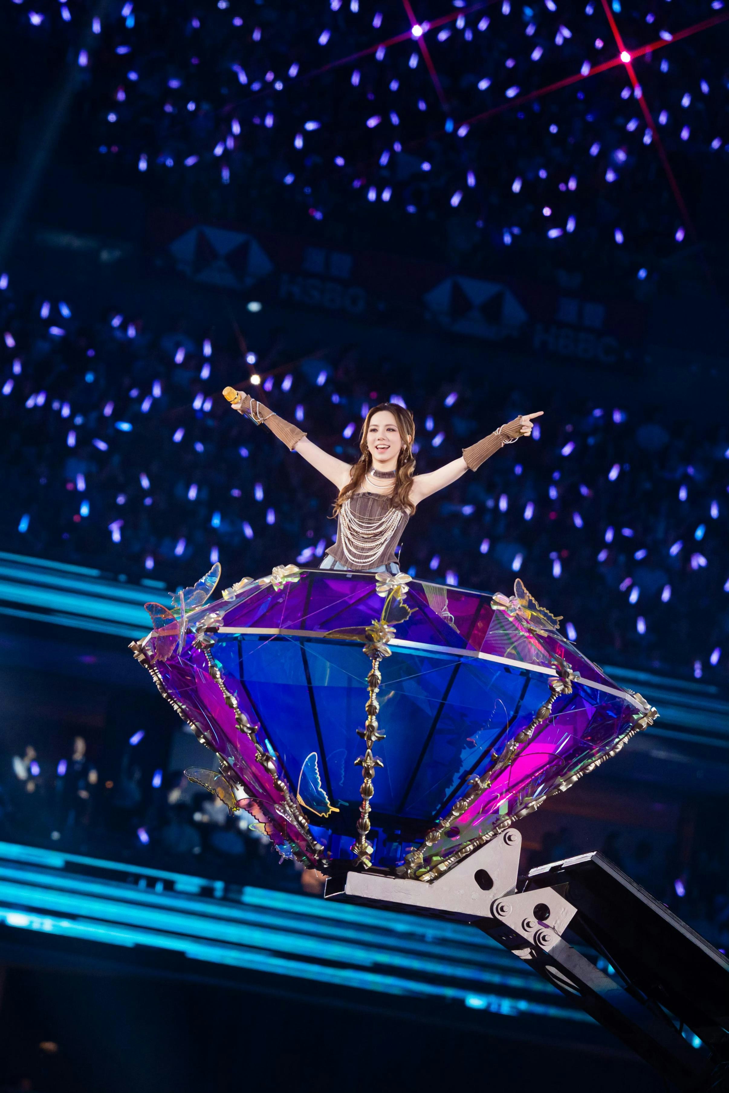 G.E.M.之後以廣東話與觀眾打招呼。