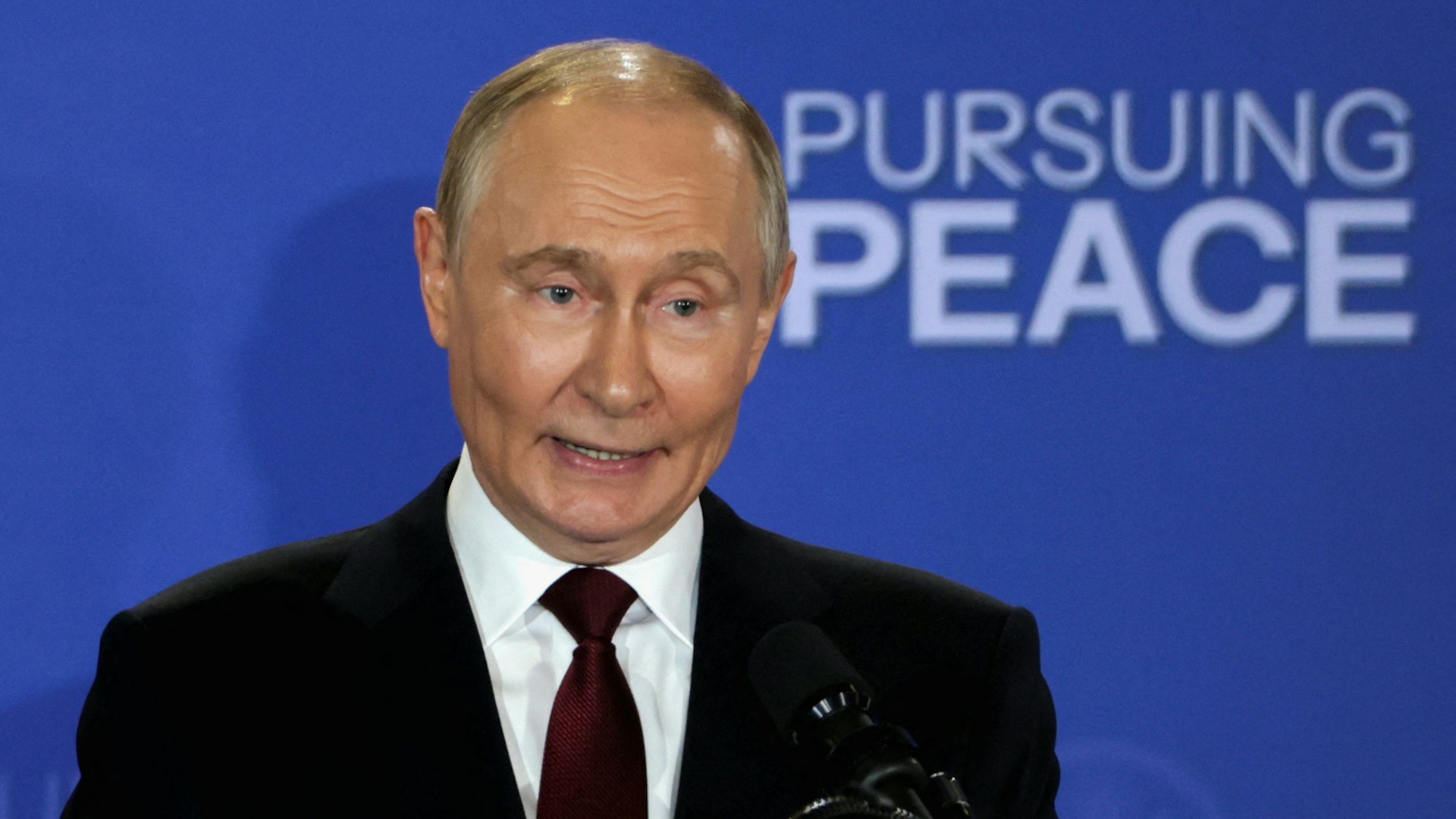 普京率团抵达天津 出席上合峰会