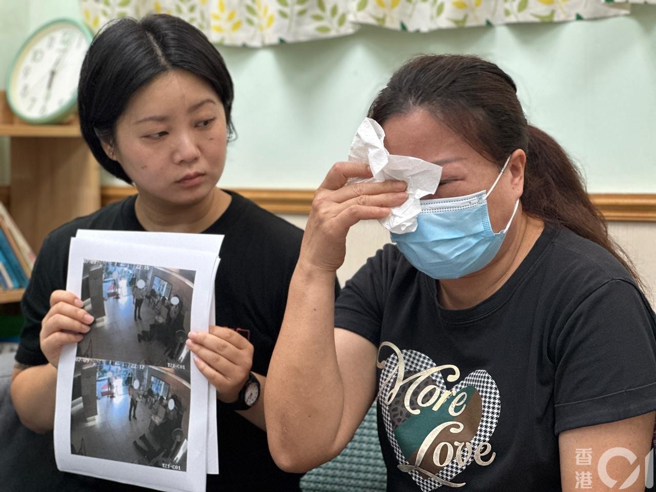 陳太指丈的任職的公司拒認工傷及支付10萬元殮葬費，悲痛落淚。（林澤鋒攝）