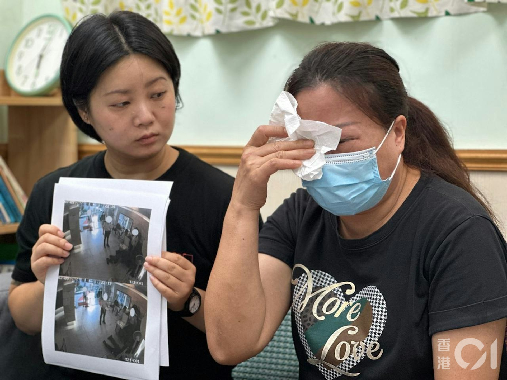 陳太指丈的任職的公司拒認工傷及支付10萬元殮葬費,悲痛落淚。(林澤鋒攝)