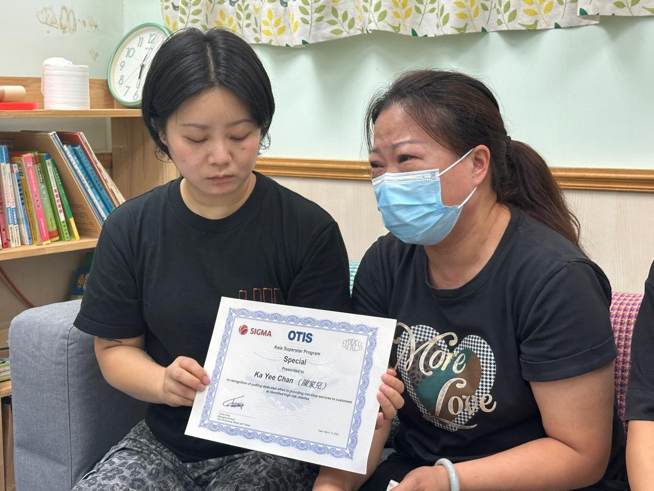 陳太指丈夫在星瑪電梯工作了25年半，曾經獲得員工獎嘉許。（林澤鋒攝）