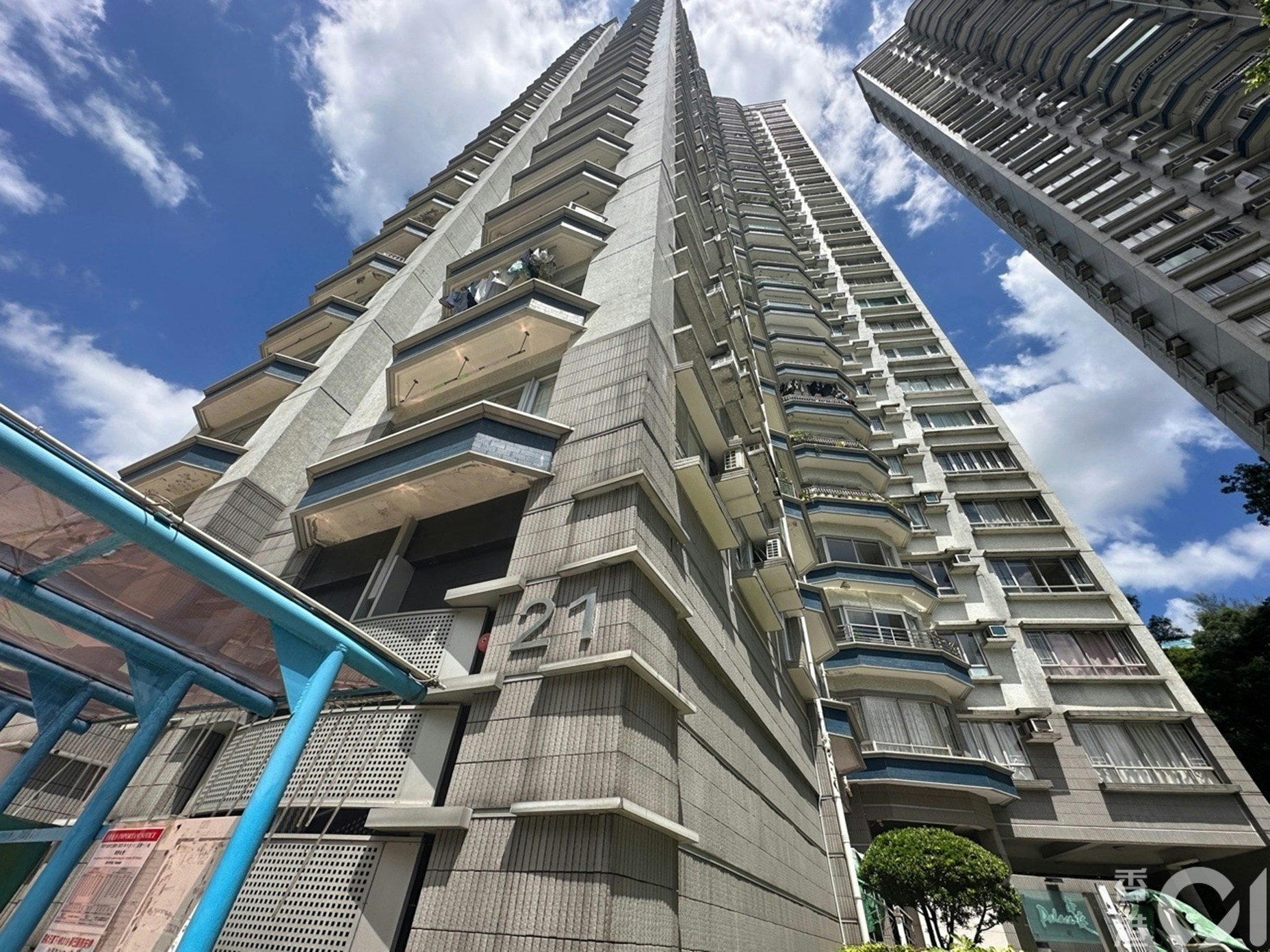 事發當日，陳家兒獨自一人去深井豪景花園21座處理困𨋢求助（林澤鋒攝）