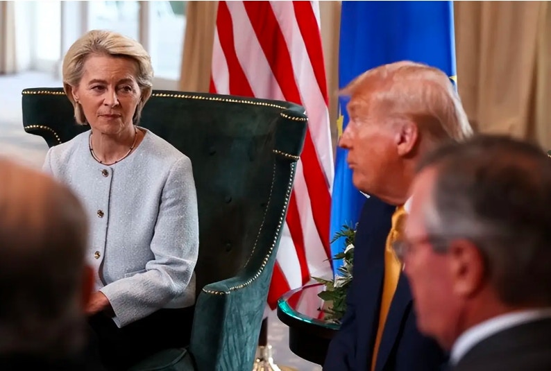 當地時間7月27日，歐盟委員會主席馮德萊恩（Ursula von der Leyen）剛剛結束對中國訪問，就與美國總統特朗普舉行了會晤，僅僅1小時後，歐盟就接受了一份相當屈辱的協議，馮德萊恩把手中的籌碼全部毀掉了。