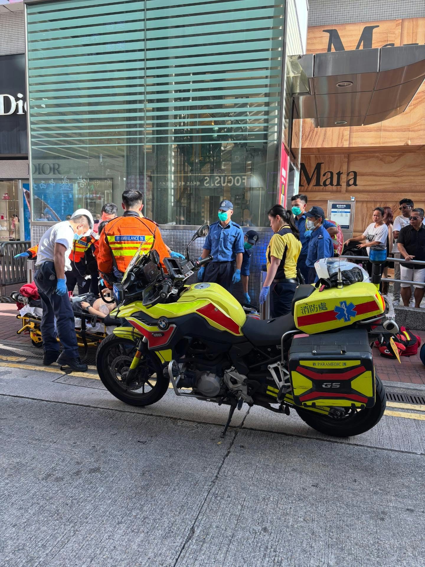 有網民指一名港鐵女職員在救護員到場前，不斷為事主進行心外壓。(threads@kelly3328)