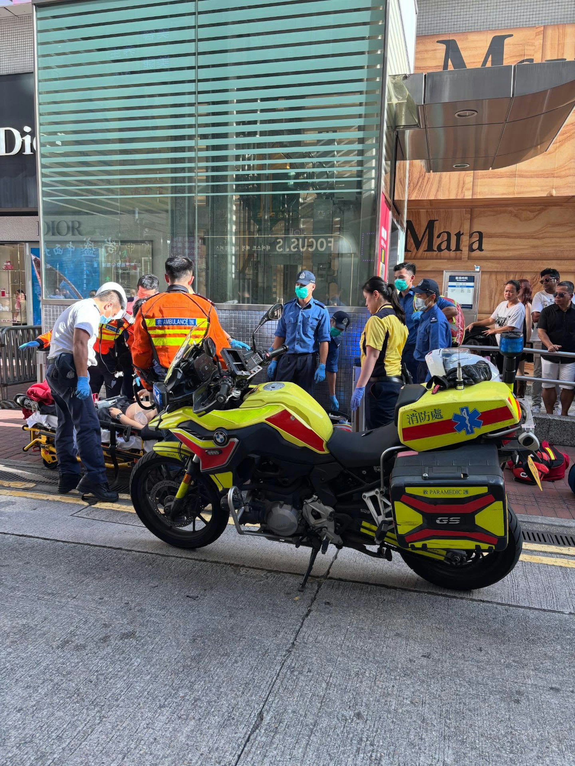 有網民指一名港鐵女職員在救護員到場前,不斷為事主進行心外壓。(threads@kelly3328)