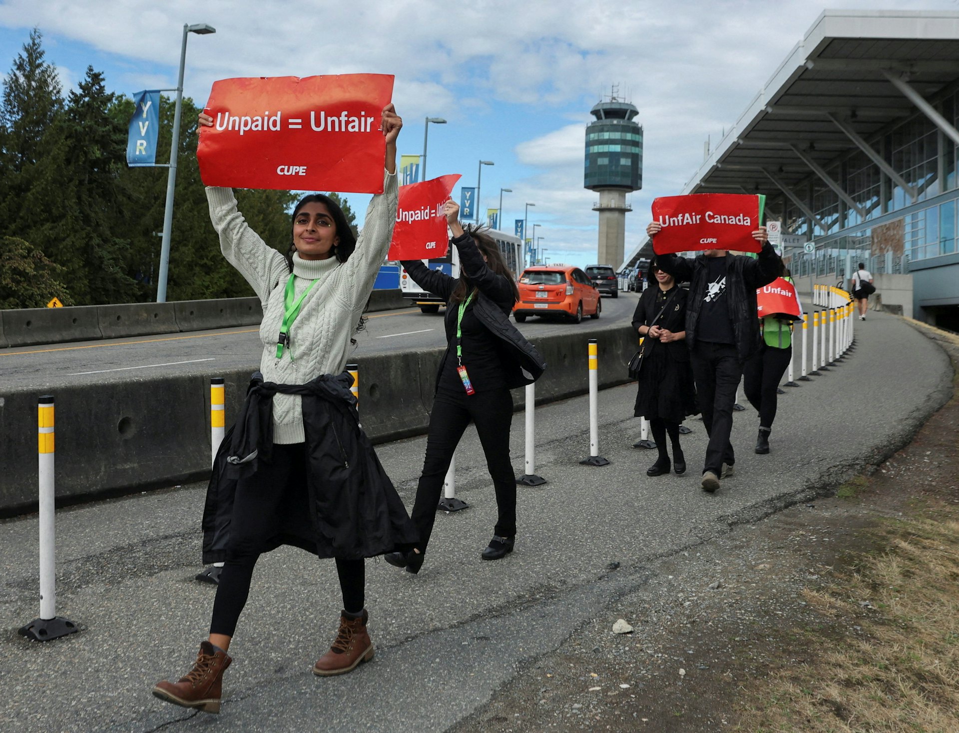 2025年8月16日,加拿大航空(Air Canada)空服员罢工开始后,示威者在位于列治文(Richmond)的温哥华国际机场举着亲劳方、反资方的标语。 (Reuters) 2025年8月16日,加拿大航空(Air Canada)空服员罢工开始后,示威者在位于列治文(Richmond)的温哥华国际机场举着亲劳方、反资方的标语。 (Reuters)
