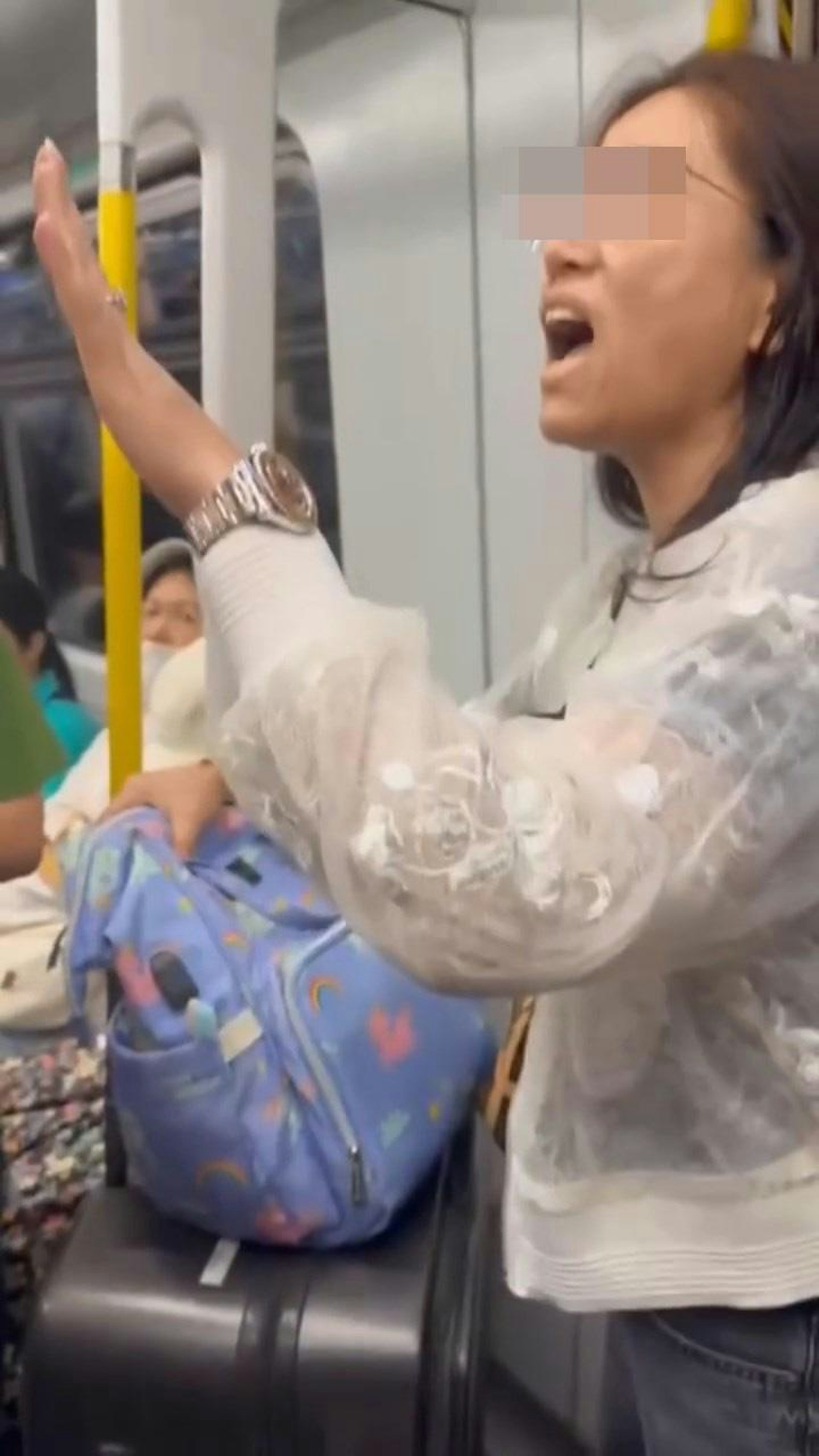 本港網絡瘋傳影片,指往羅湖方向港鐵東鐵綫列車上,有1名操鄉音大媽踩到1名女乘客的腳,詎料大媽不但拒絕道歉,還反罵女乘客。(Threads@h.1amct)
