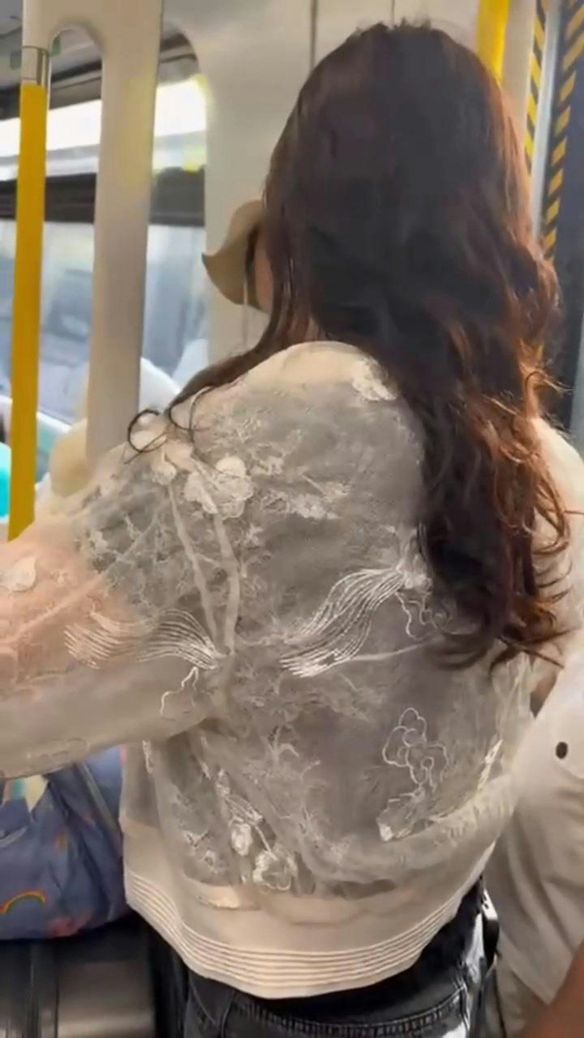 被踩女生站在近車門玻璃位置,反遭大媽責罵。(Threads@h.1amct)