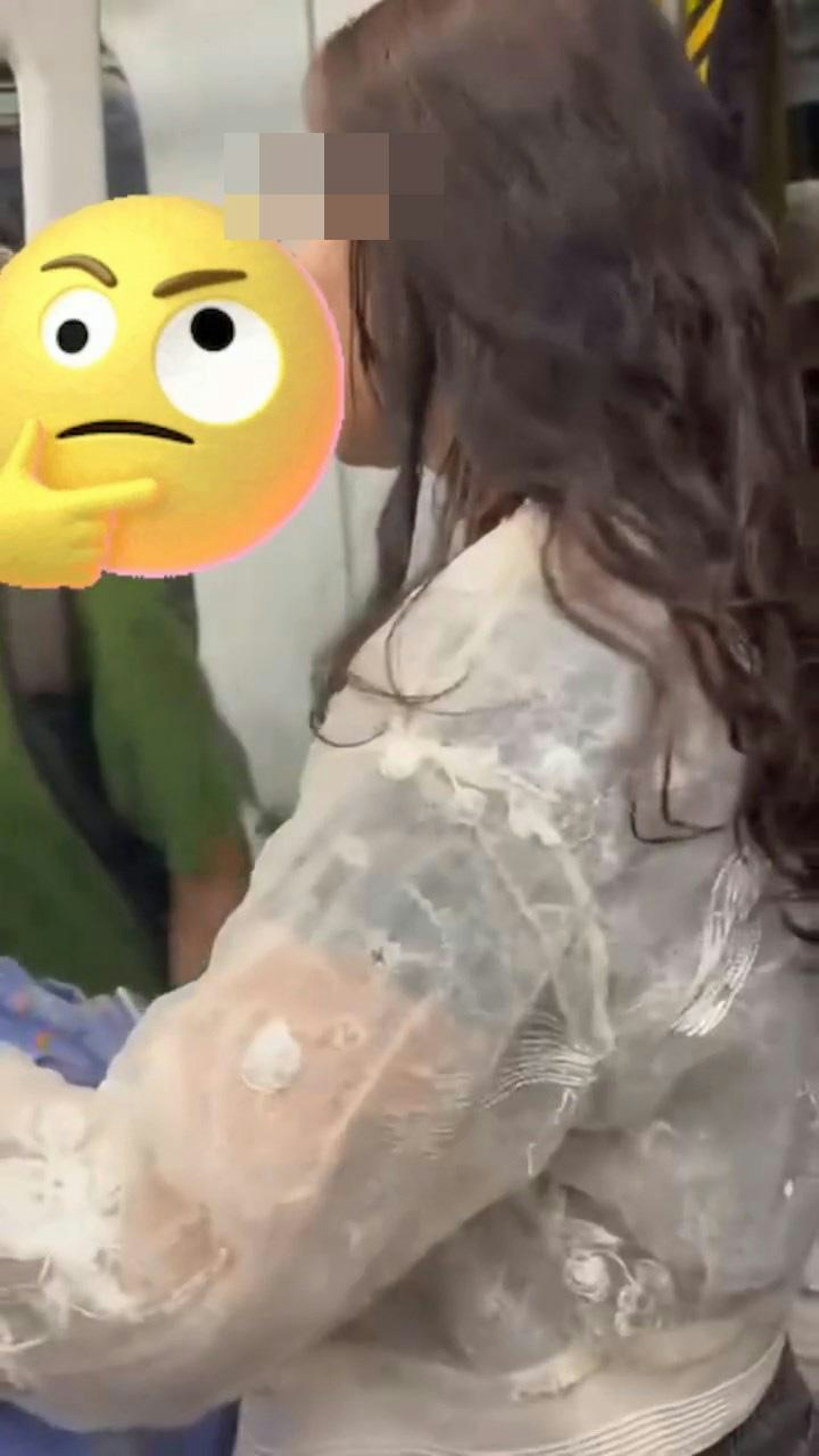 這時有女乘客拉走港女,勸喻大媽「唔好嘈」,可是大媽未有停口繼續責罵女生。(Threads@h.1amct)