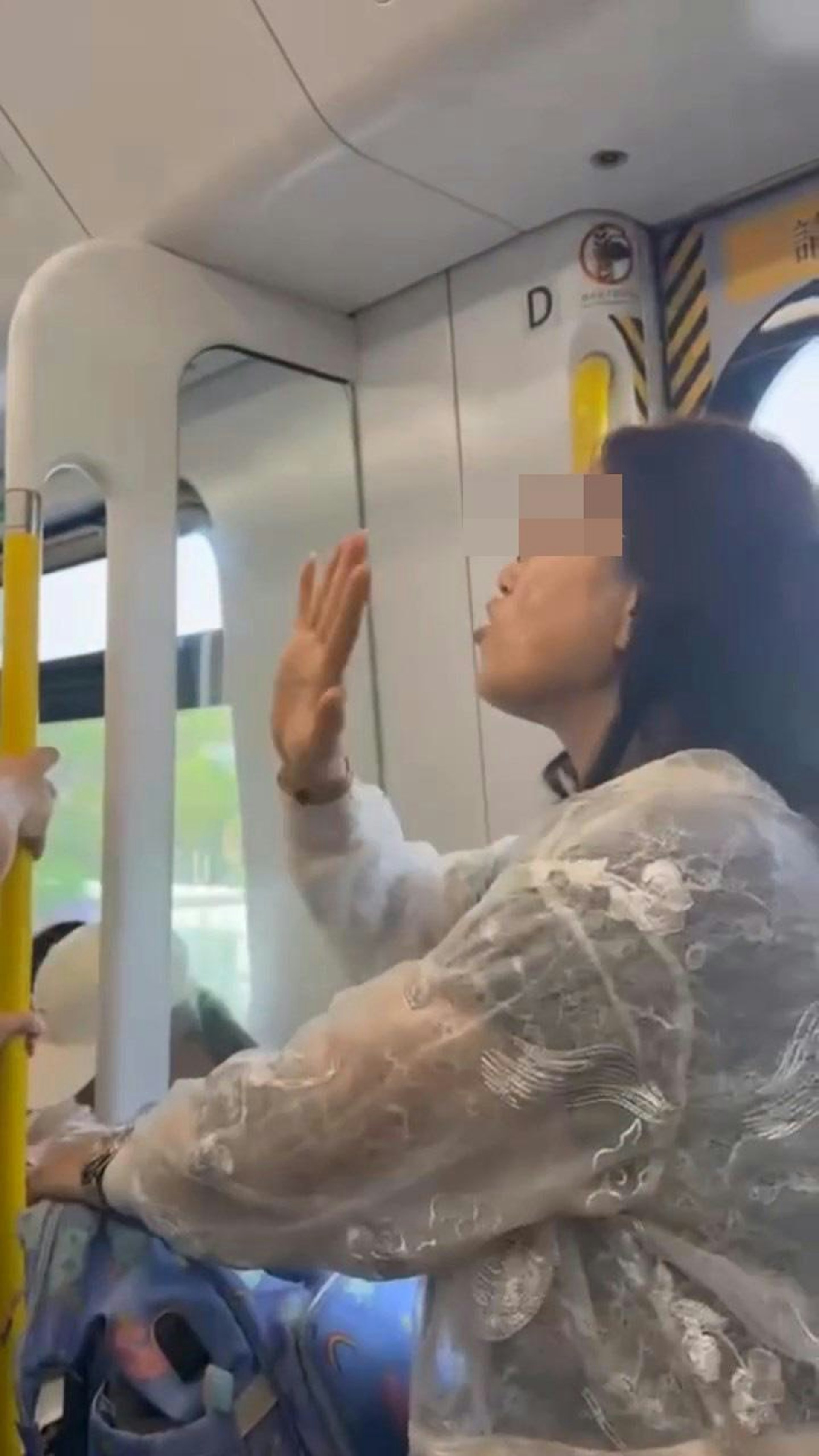 乘客看不過眼,群起「圍攻」大媽。(Threads@h.1amct)