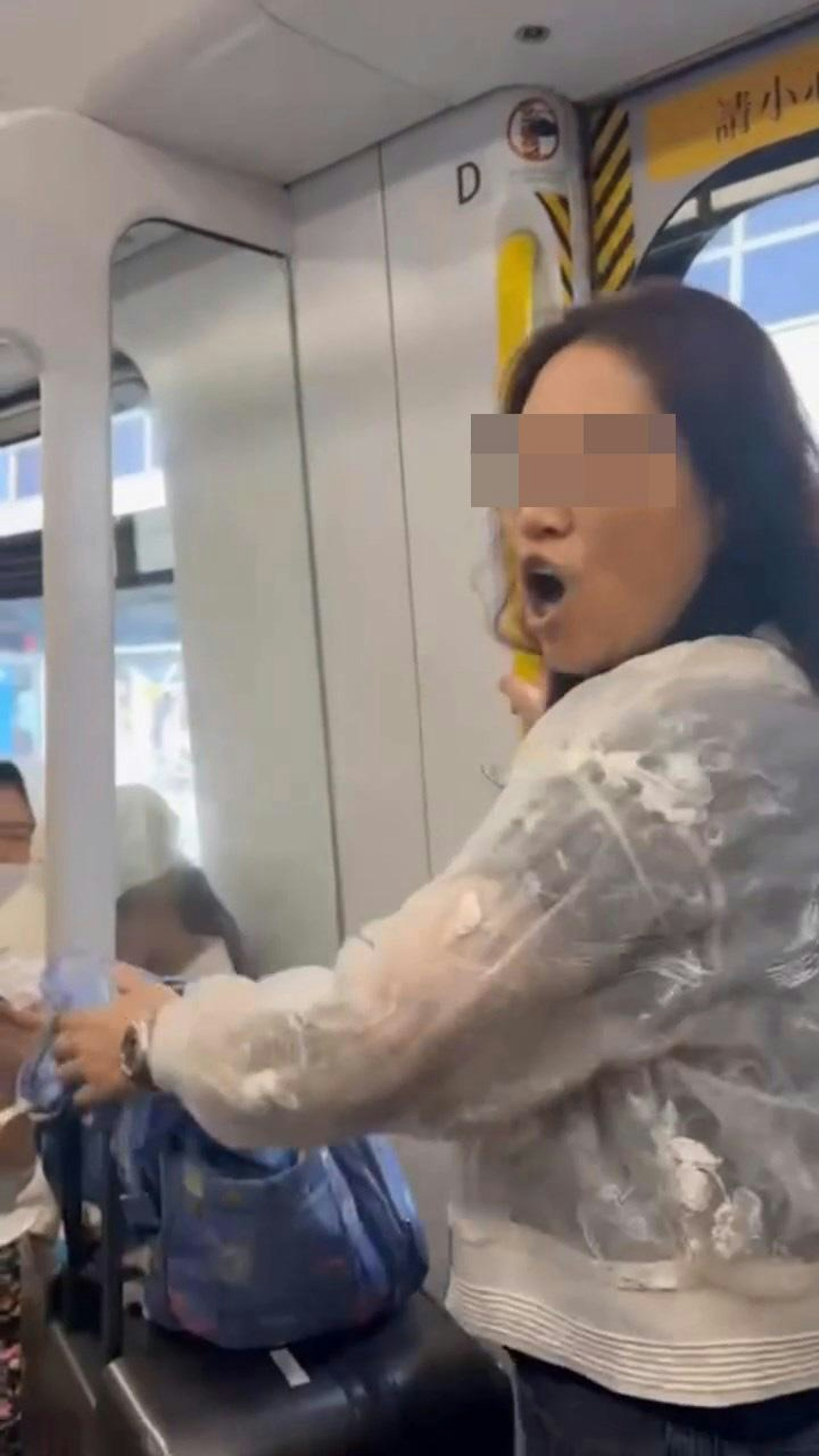 乘客看不過眼,群起「圍攻」大媽。(Threads@h.1amct)