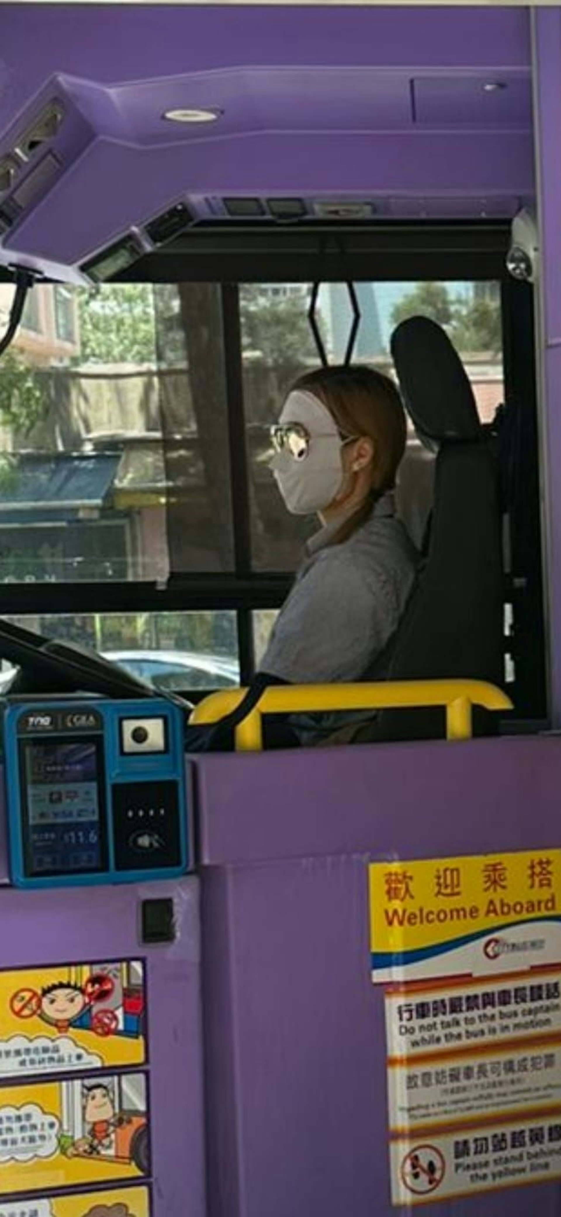 本港網絡瘋傳1張相片,見到有坐在駕駛座上的城巴女車長,戴上「全臉防曬口罩」,把容貌完全遮蓋。(Facebook群組「馬路的事討論區」)