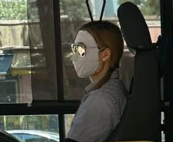 該女車長戴上「全臉防曬口罩」坐在巴士駕駛座，再戴上太陽眼鏡把容貌完全覆蓋，感覺相當神秘。（Facebook群組「馬路的事討論區」）