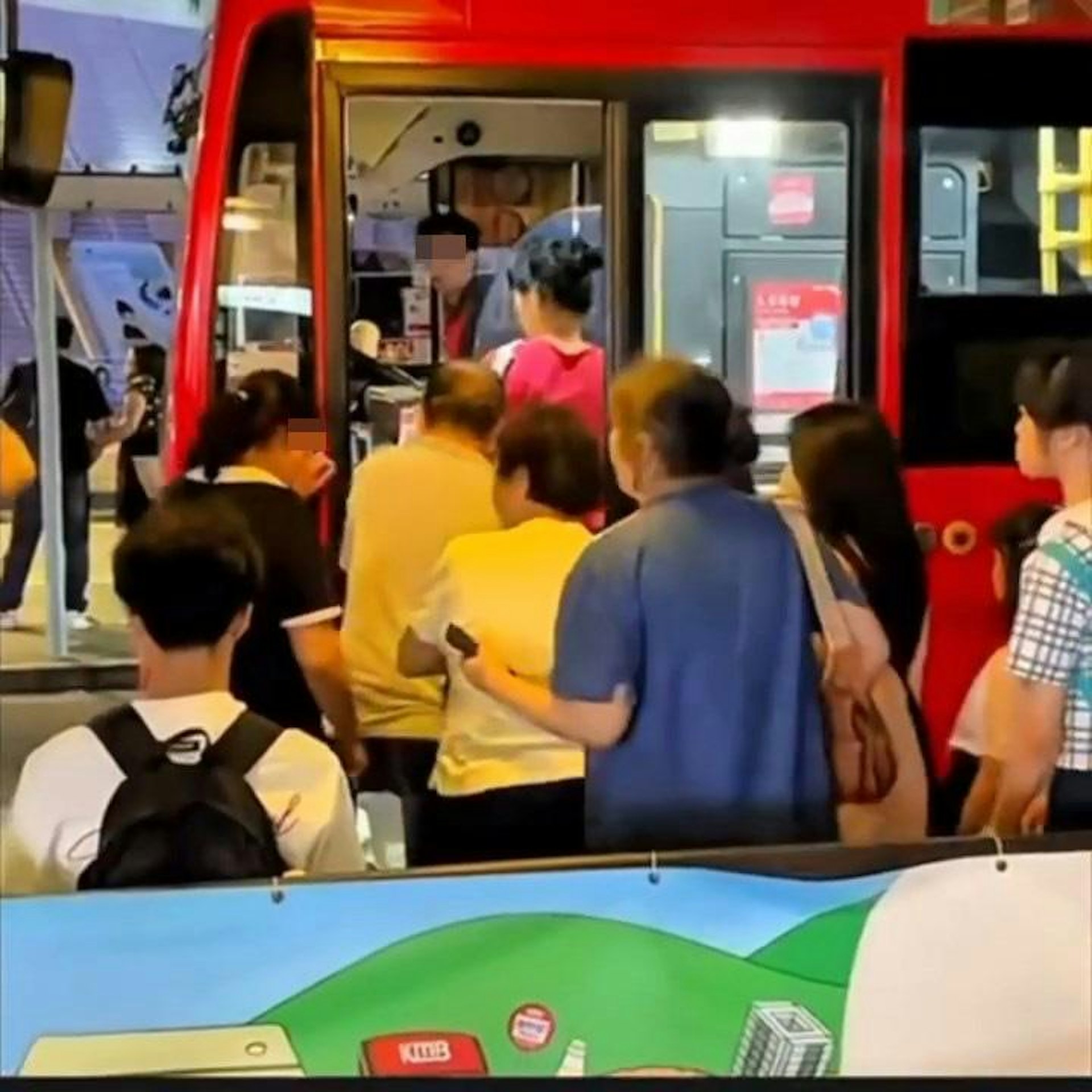 有大媽從左方插入車門位置,用身體「頂開」排隊阿婆「打尖」上車。(IG@billy.wongbilly)