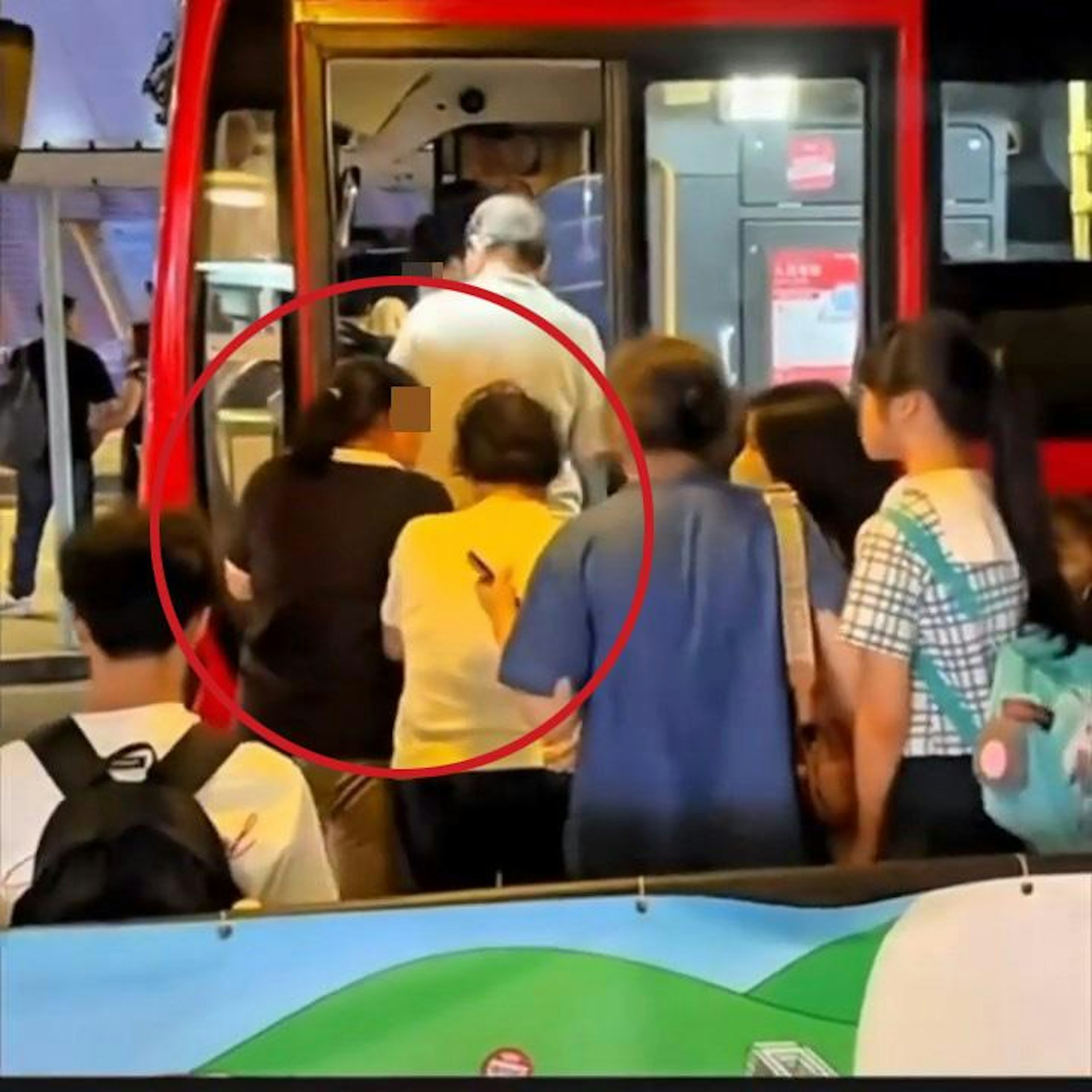 有大媽從左方插入車門位置,用身體「頂開」排隊阿婆「打尖」上車。(IG@billy.wongbilly)