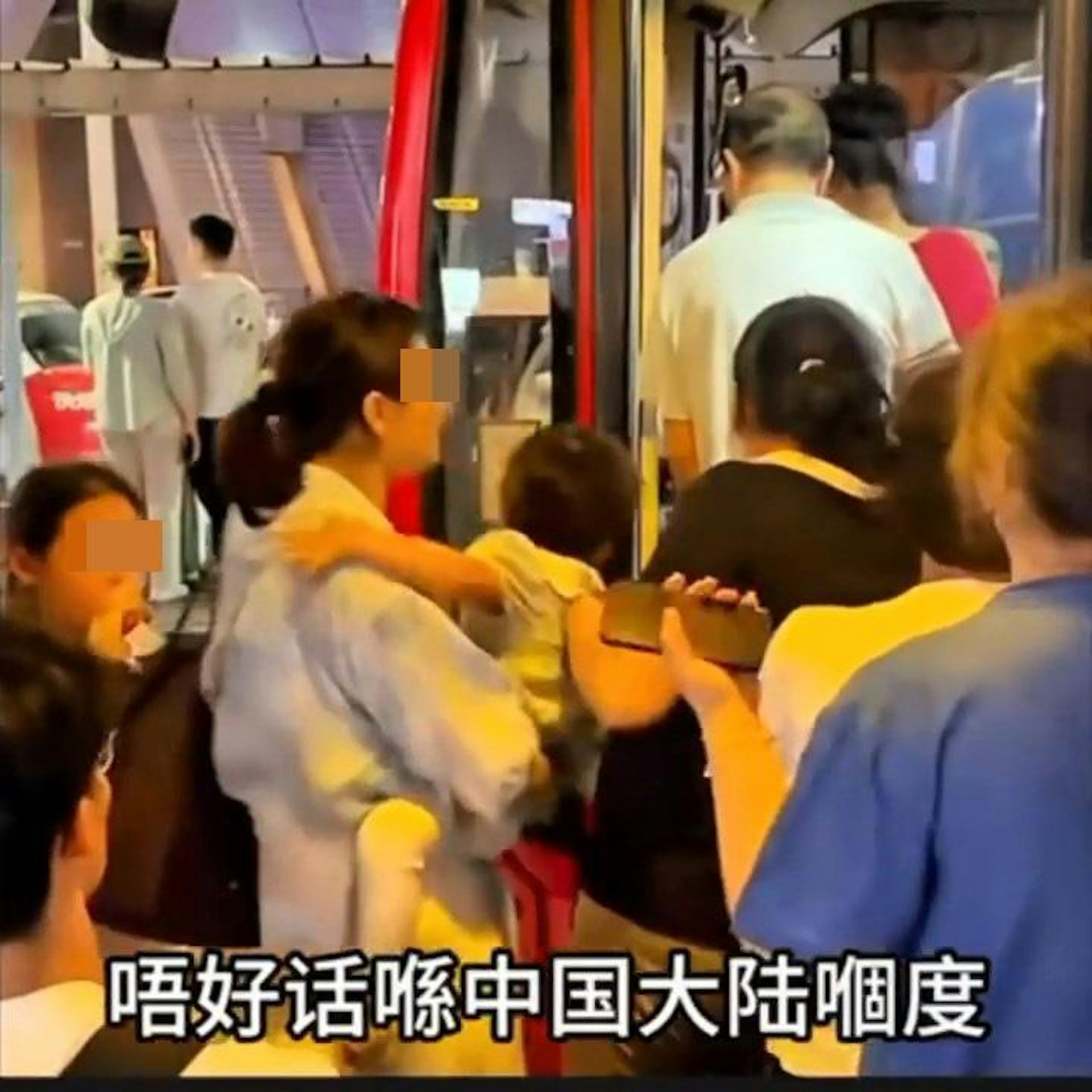 得手後大媽還用手拉着同行手抱小孩女子想一同上車,引起排隊乘客鼓譟。(IG@billy.wongbilly)