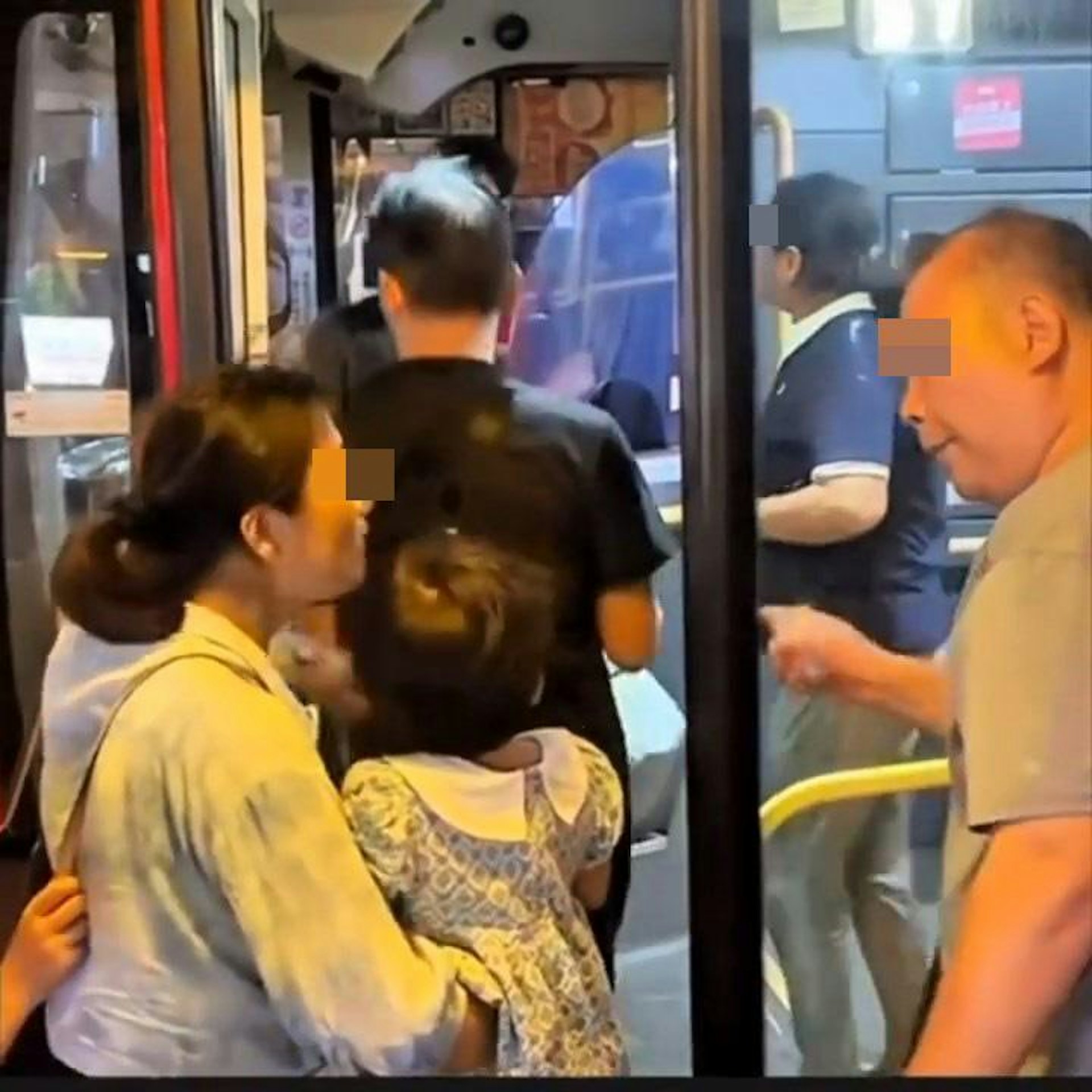 這時有1名穿灰衣阿叔「做好心」,讓手抱小孩女子先上車。(IG@billy.wongbilly)