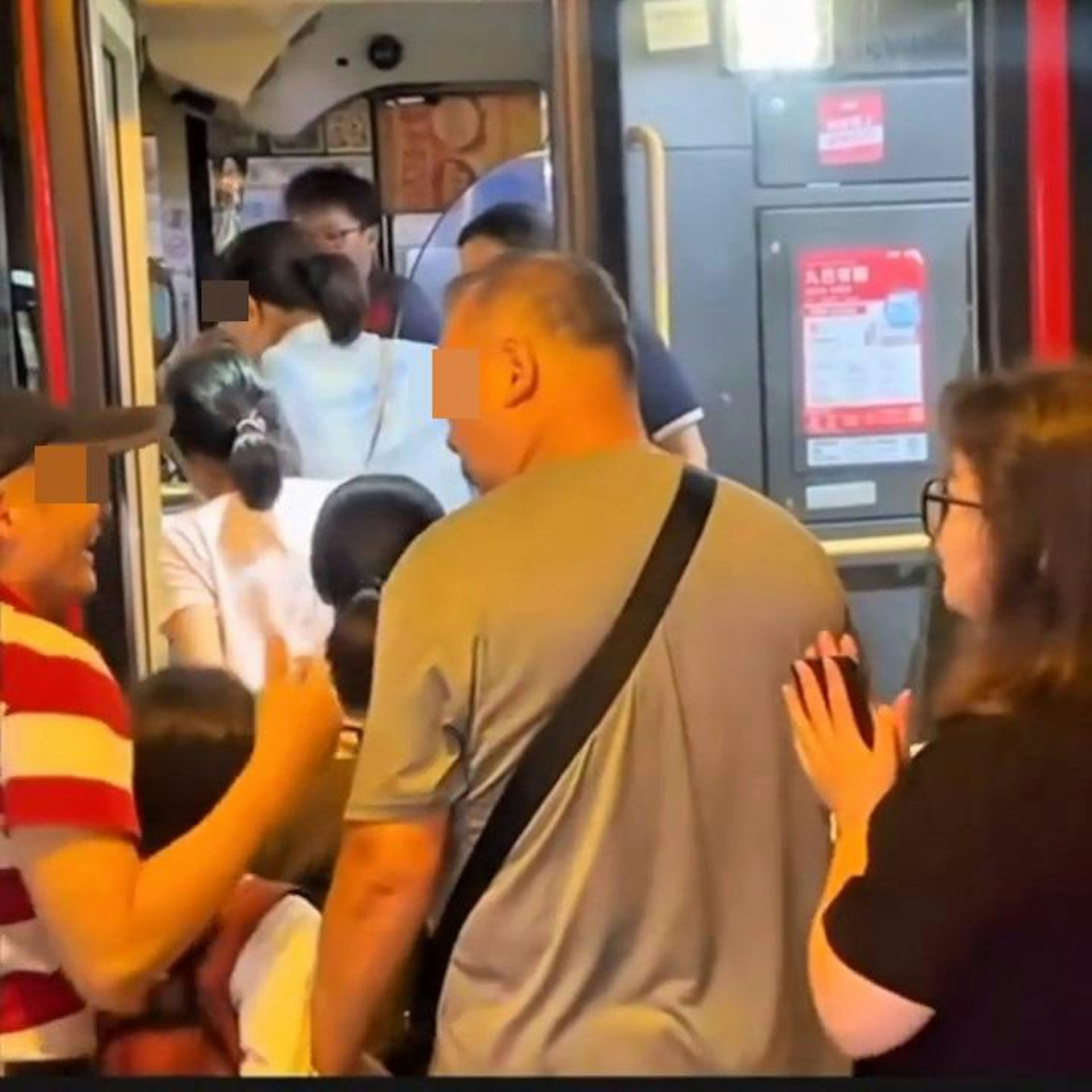 詎料阿叔一「放行」,隨即有4人緊隨女子上車,包括小童及老伯。(IG@billy.wongbilly)