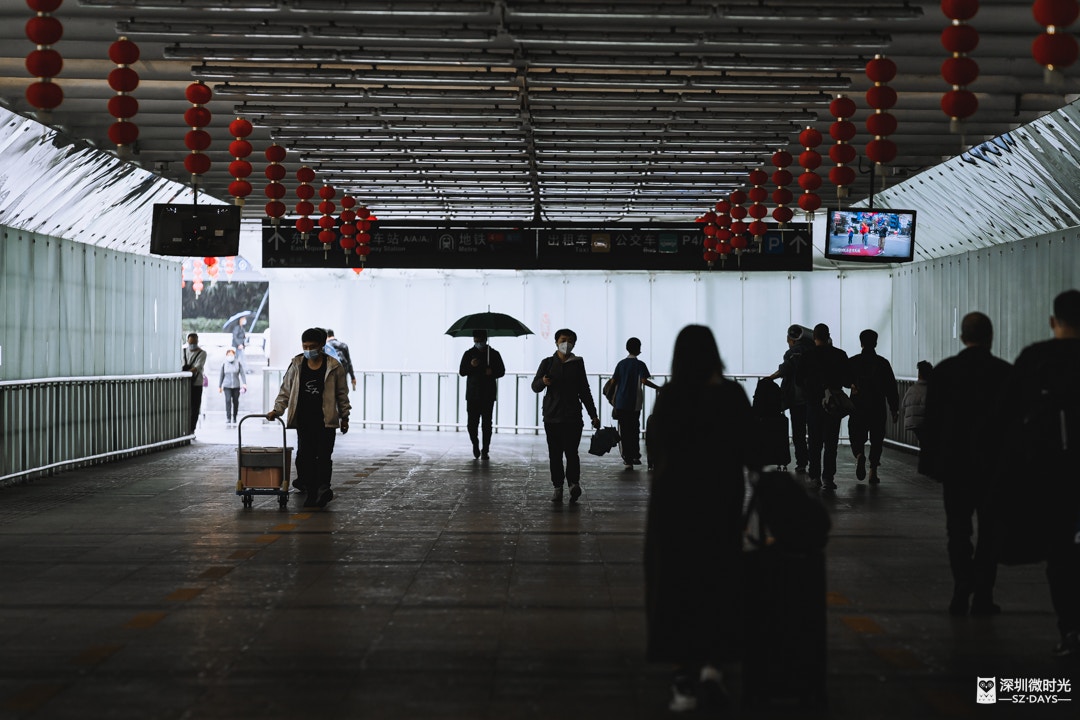 年轻人把保安工作当成了一种过渡，在这个期间学习、准备考研、沉淀另寻出路，在「躺平」的行业里，暗自向上。 （深圳微时光授权使用）