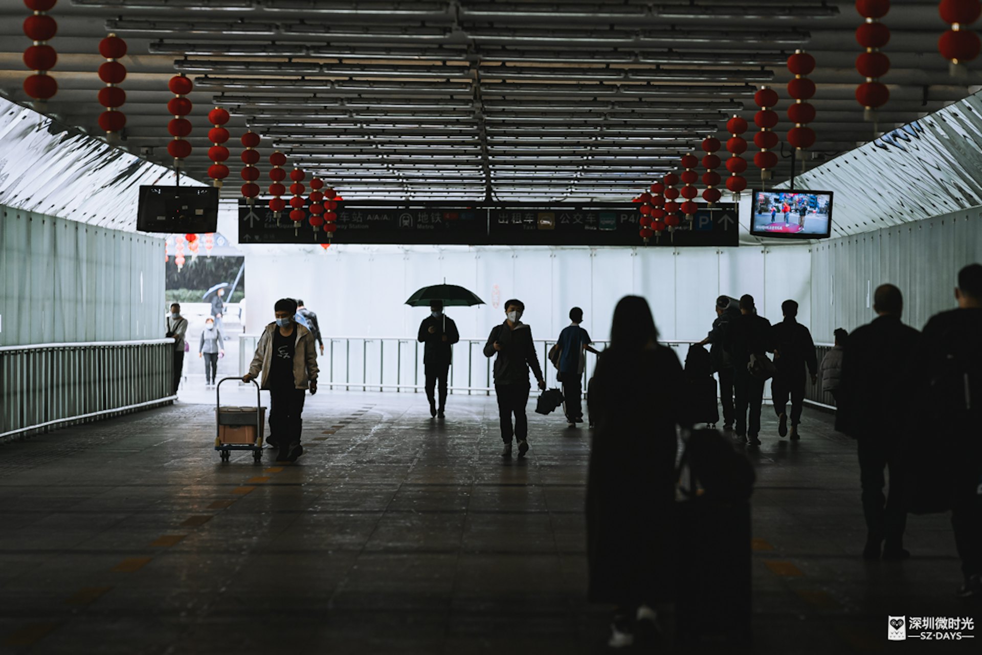 年轻人把保安工作当成了一种过渡,在这个期间学习、准备考研、沉淀另寻出路,在「躺平」的行业里,暗自向上。 (深圳微时光授权使用)