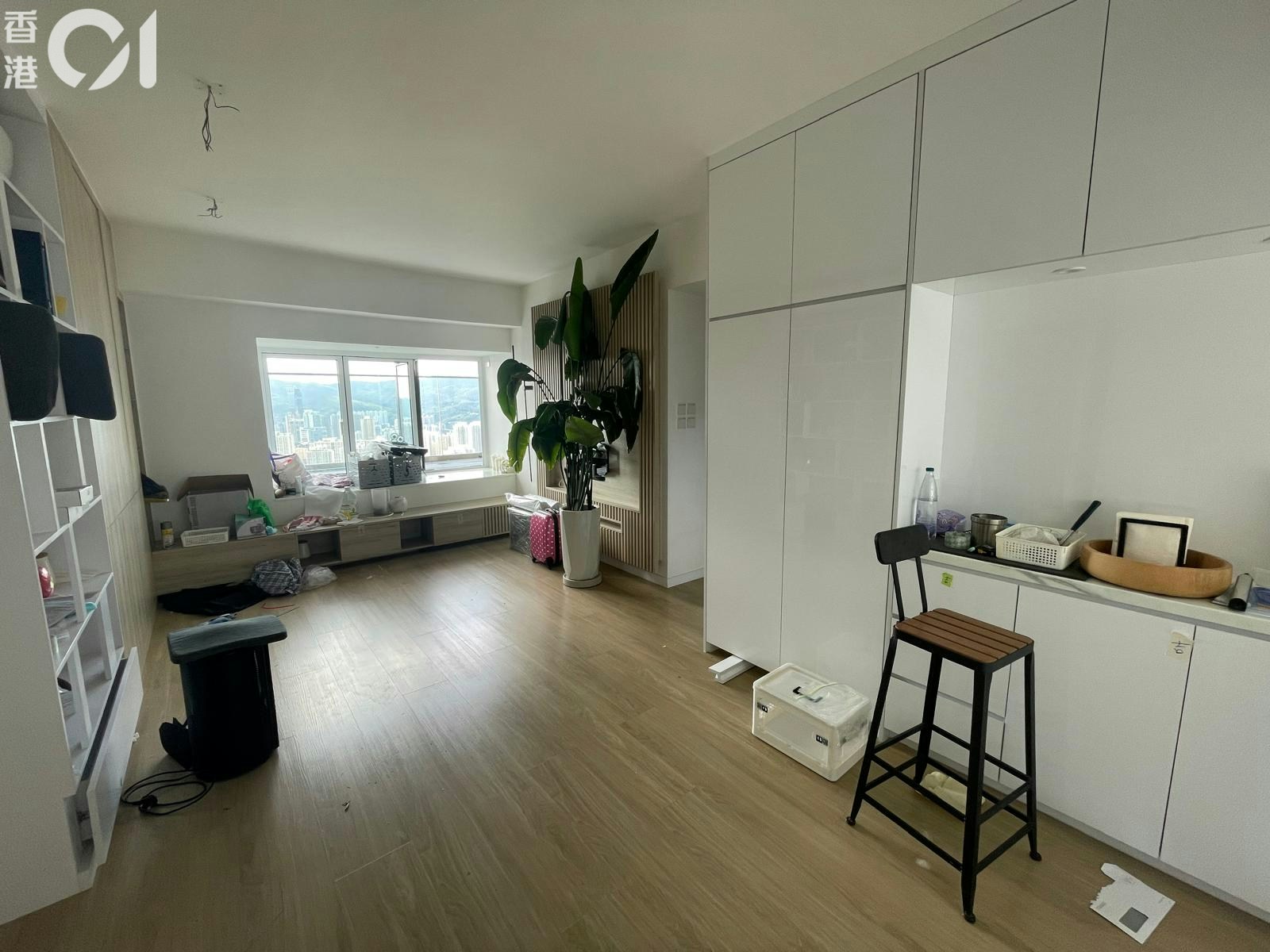 葵涌銀主靚裝三房蝕4成推拍連私人「平台」 但竟要爬窗先去到?