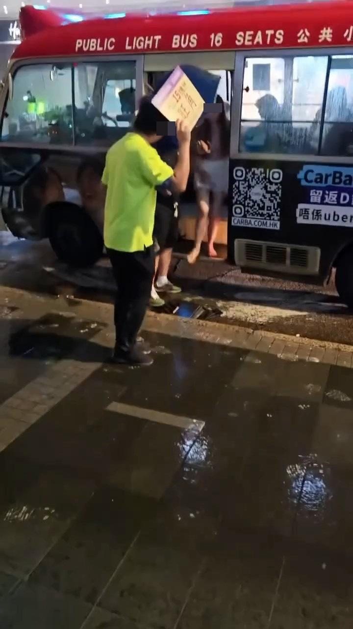 小巴門口位置，有1名上身穿比堅尼女子下車，舉牌男職員指「報警」，女子怒吼「報警啊！」。（IG@chris168168168）