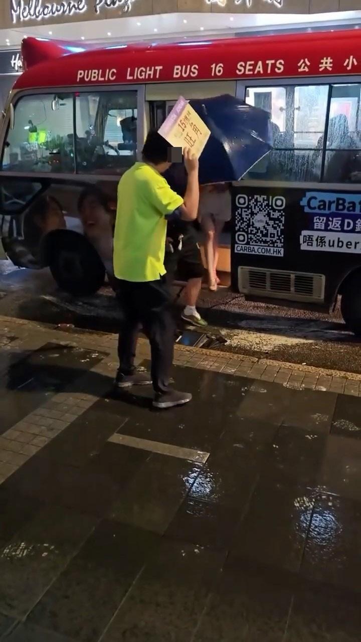 有撐傘黑衫男子勸阻，被女子推開及「飛拖鞋」。（IG@chris168168168）