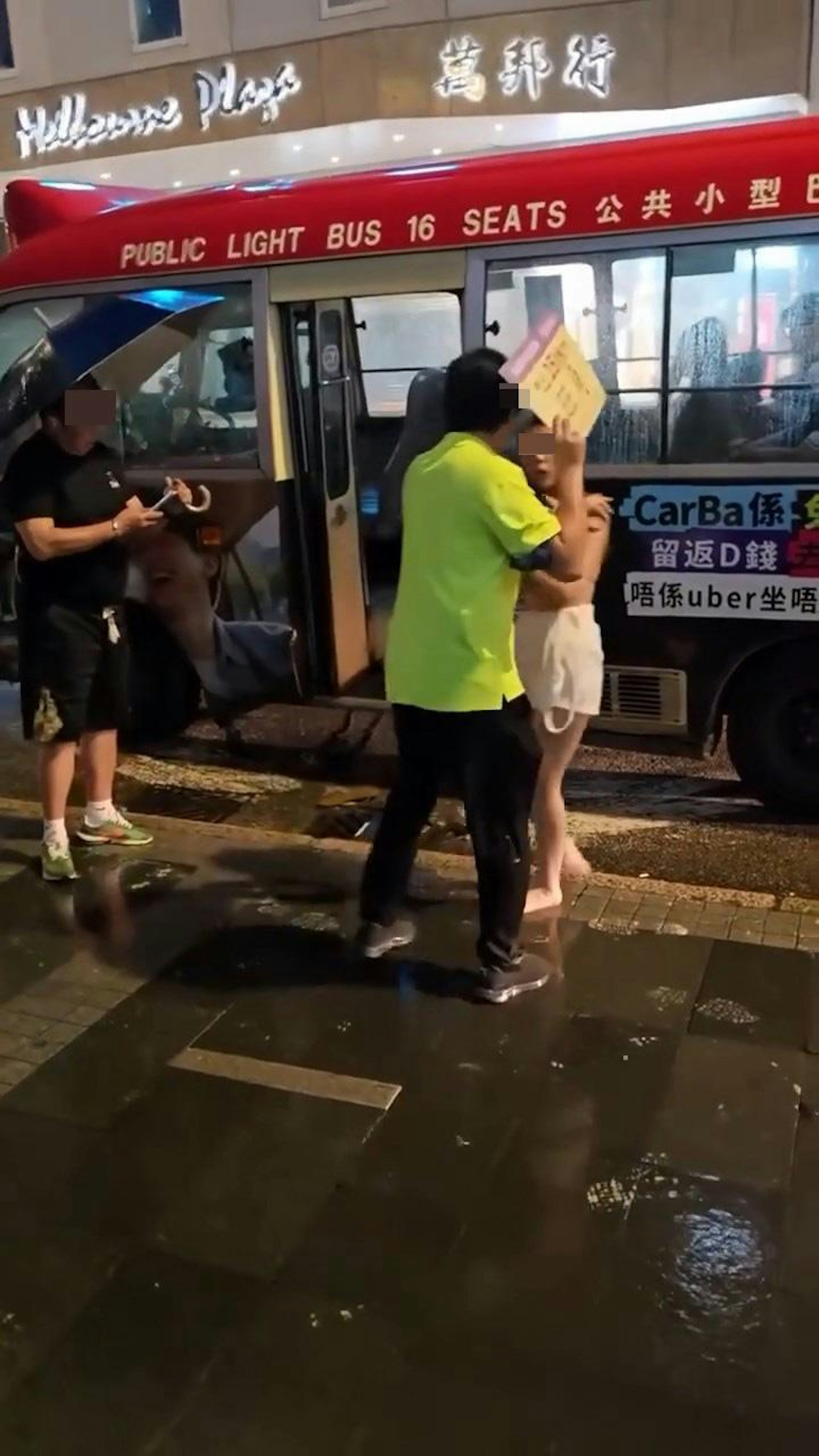 女子隨後赤着腳落車走上行人路,男職員按着其膊頭阻止離開。(IG@chris168168168)