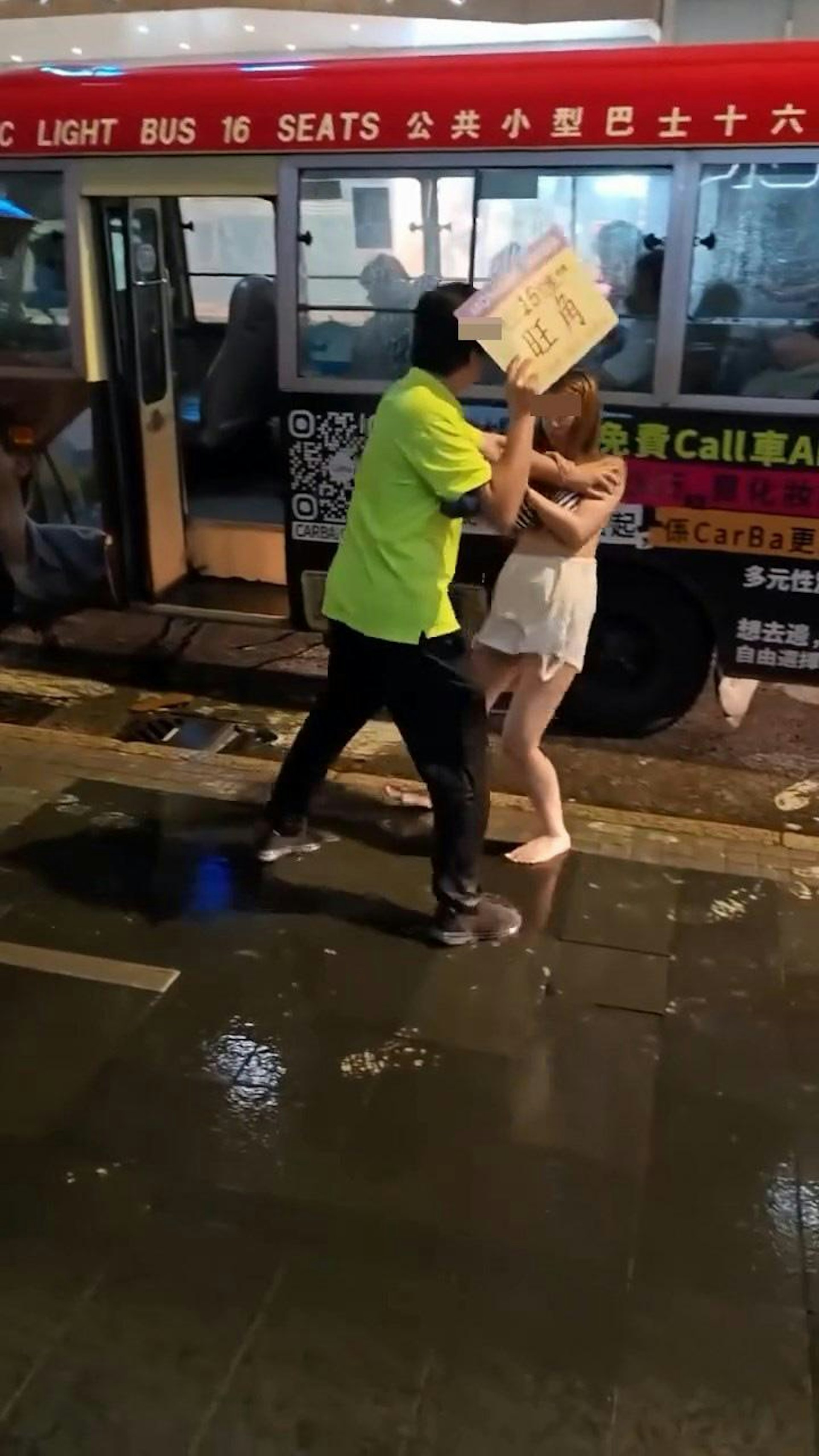 女子隨後赤着腳落車走上行人路,男職員按着其膊頭阻止離開。(IG@chris168168168)