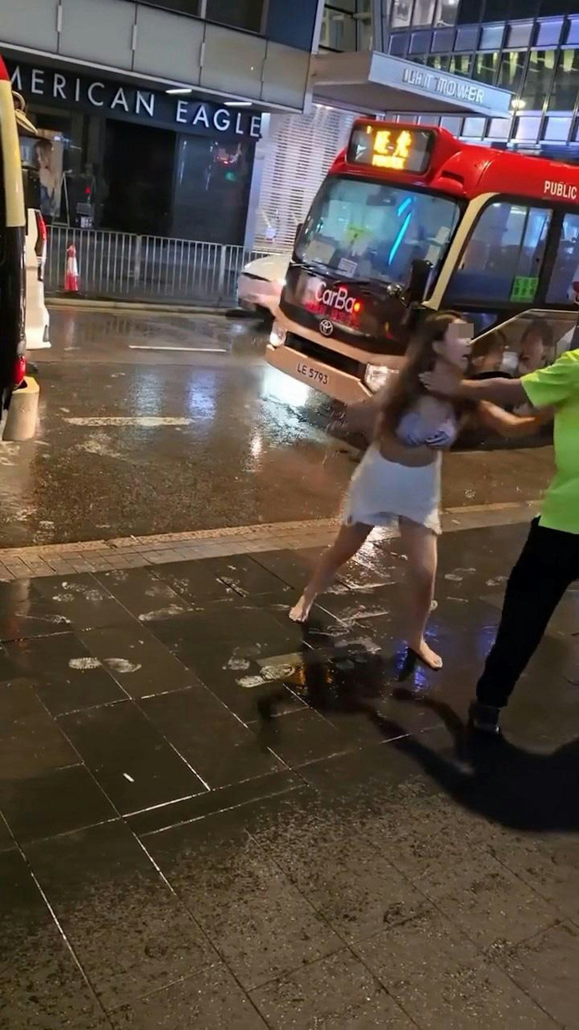 女子其後鬆開男職員的手,再用雙手猛推男職員一下。(IG@chris168168168)