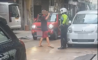 土瓜灣十三街是車房集中地，繼荃灣享和街車房爭錶位爭執，土瓜灣亦有火爆車房職員不滿抄牌，與交通警對罵。（Muhammad Ikhlaq／網上片段截圖）