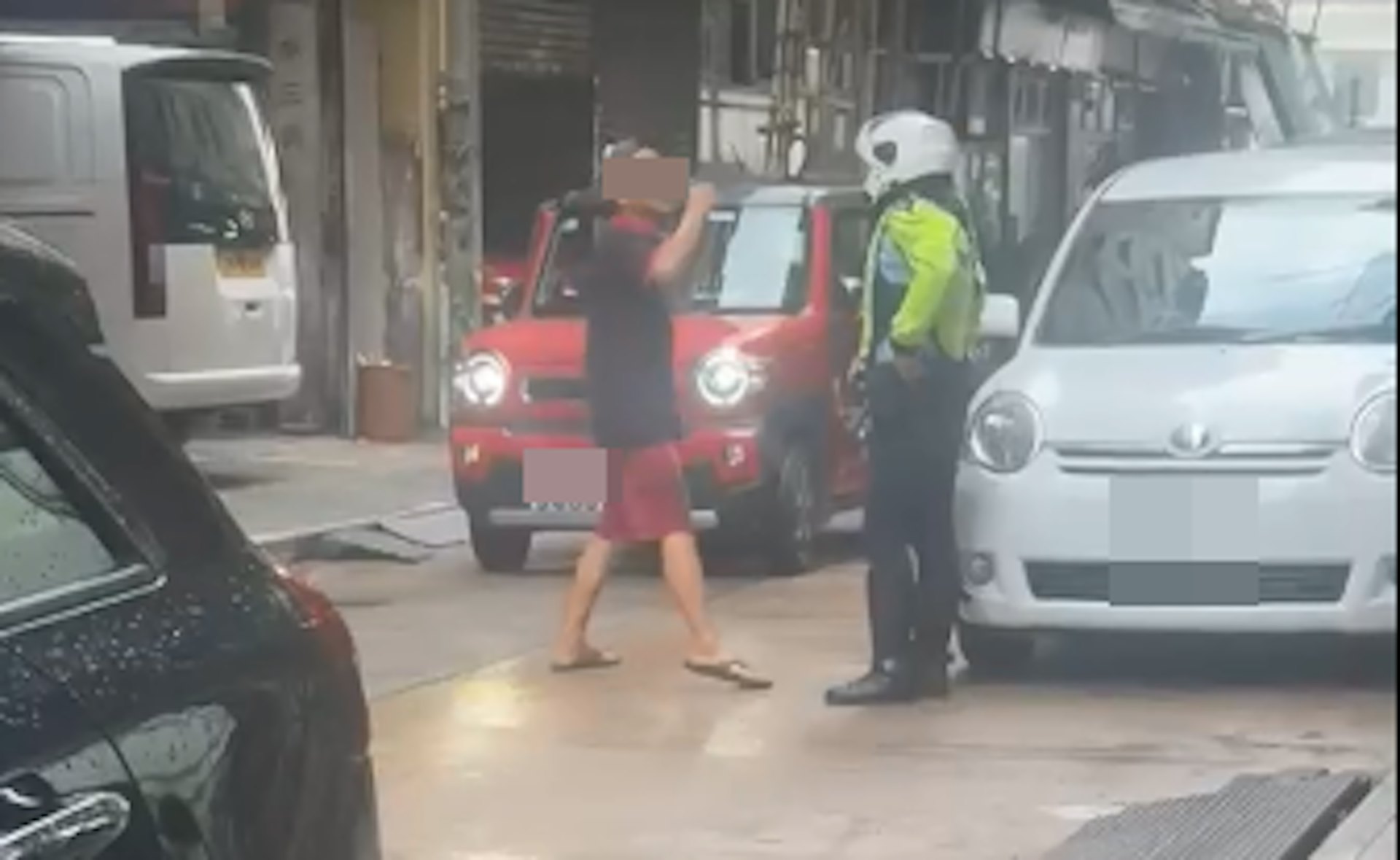 土瓜灣十三街是車房集中地,繼荃灣享和街車房爭錶位爭執,土瓜灣亦有火爆車房職員不滿抄牌,與交通警對罵。(Muhammad Ikhlaq/網上片段截圖)
