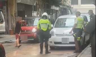 罵戰片段在網上流傳，可見紅褲職員勞氣指罵警員：「淨係你哋要開飯我唔使開飯呀？咁早嚟抄牌，我唔使做呀？」不滿每逢啟德開演唱會都趕車。警員向職員解釋勸喻他們駛走車輛不果，強調並非「玩嘢」。（）