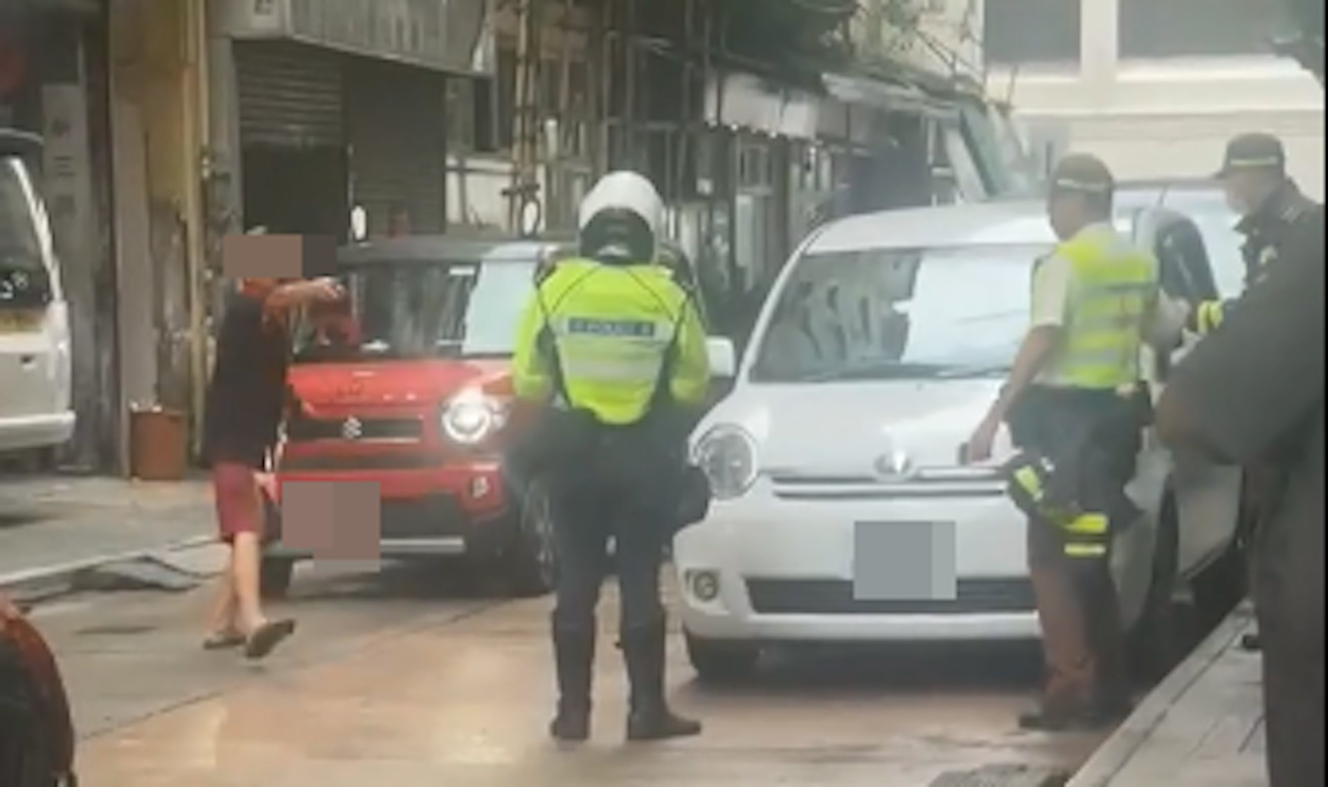 罵戰片段在網上流傳,可見紅褲職員勞氣指罵警員:「淨係你哋要開飯我唔使開飯呀?咁早嚟抄牌,我唔使做呀?」不滿每逢啟德開演唱會都趕車。警員向職員解釋勸喻他們駛走車輛不果,強調並非「玩嘢」。()