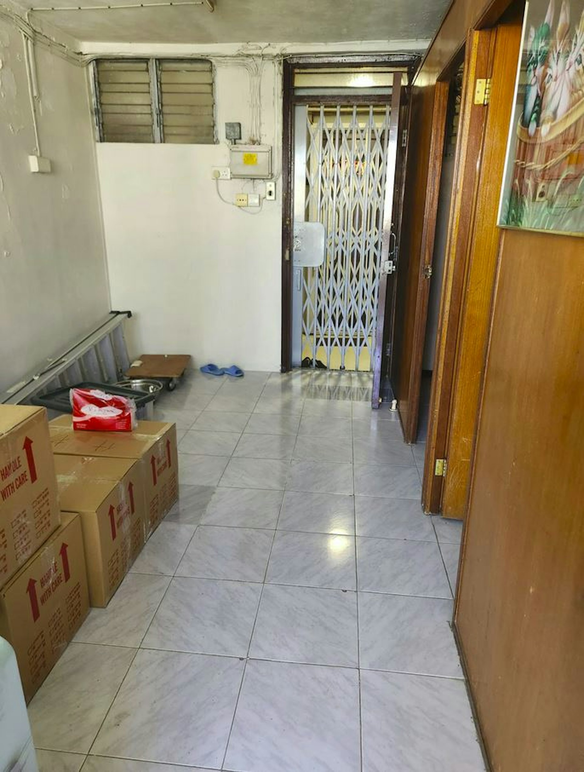 單位照片看到,雖然天花板及外牆顯黑,電線、走廊窗戶稍微殘舊,但單位裝況大致良好。(Threads@jesse_tablet)