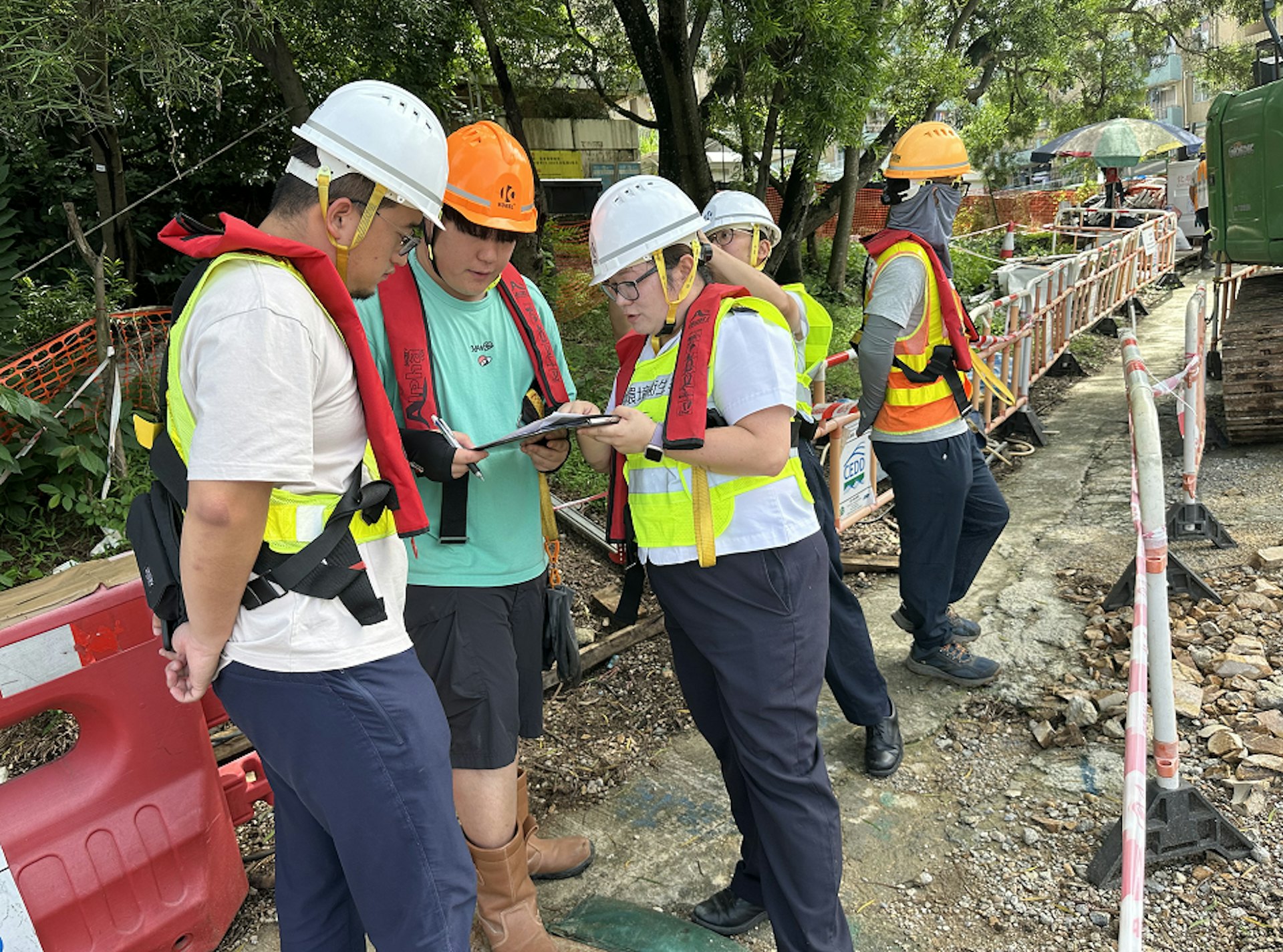 食環署在九龍城啟德北和荃灣馬灣進行防蚊滅蚊工作。圖示食環署人員巡視馬灣一建築工地有否出現大範圍積水或蚊蟲滋生,並加強宣傳教育。(政府新聞處圖片) 食環署在九龍城啟德北和荃灣馬灣進行防蚊滅蚊工作。圖示食環署人員巡視馬灣一建築工地有否出現大範圍積水或蚊蟲滋生,並加強宣傳教育。(政府新聞處圖片)