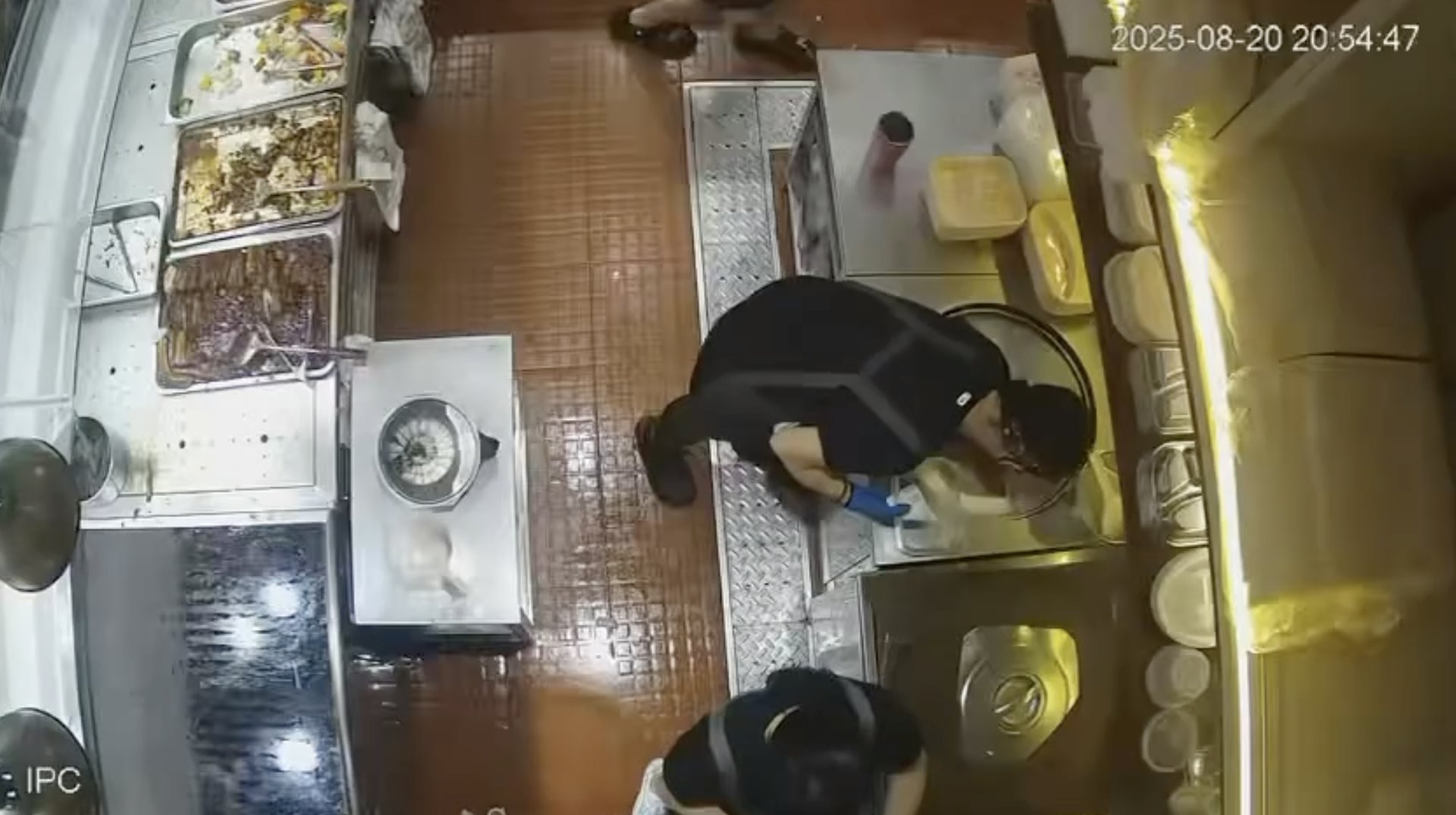 店員按客人要求加飯,曾解釋加太多飯可能不夠位裝餸。(「權發小廚」fb影片截圖)