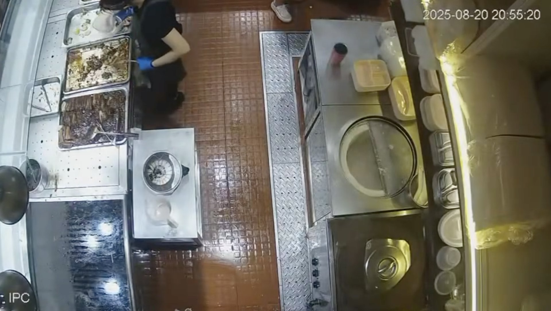 客人要西蘭花蝦球,店員解釋西蘭花不夠一餸,提出補其他餸當作一份。(「權發小廚」fb影片截圖)