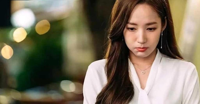 樓主指有大媽要求OL讓座,對方回一句令全車噴笑。(《金秘書為何那樣》劇照)