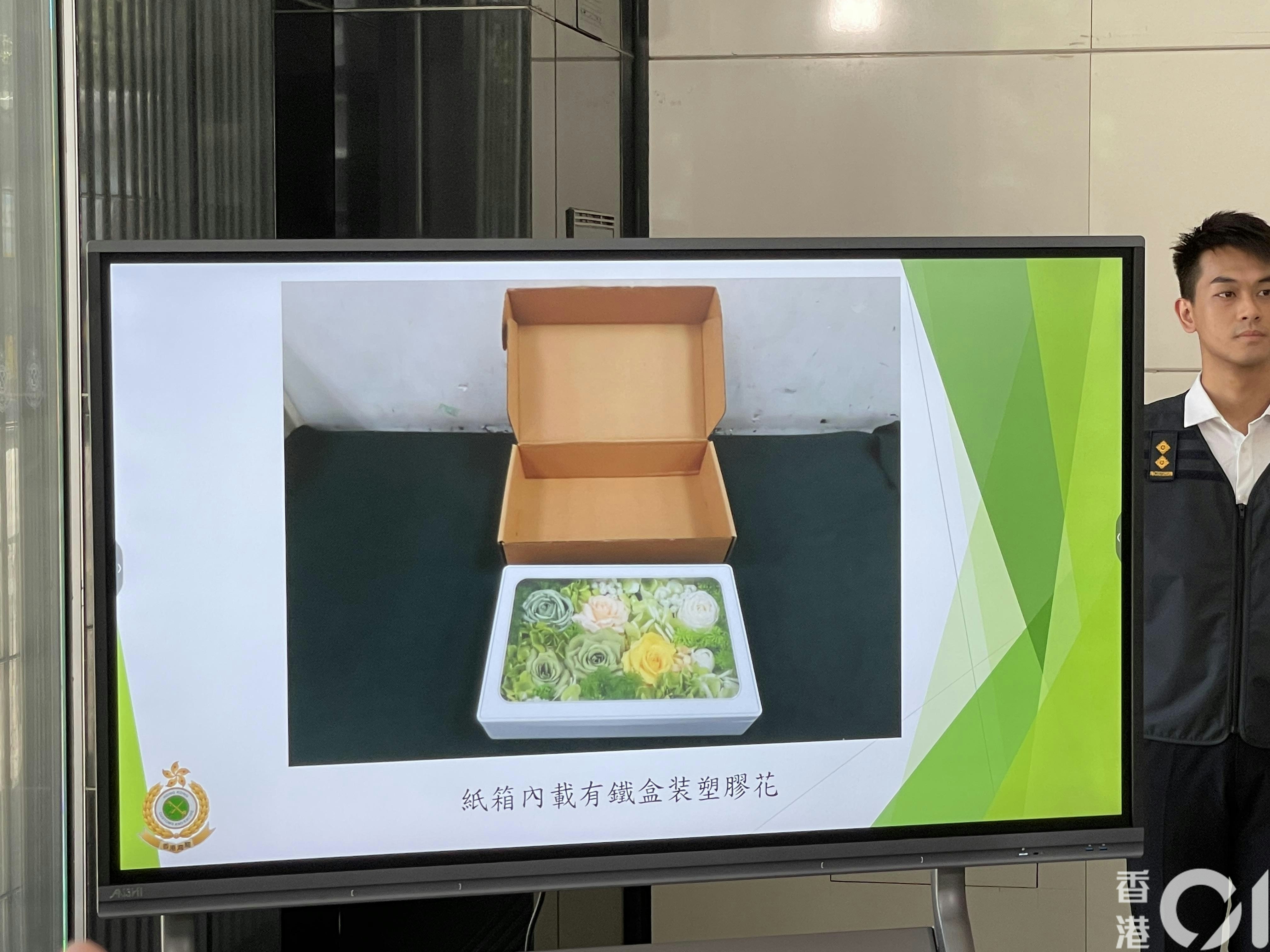 而細紙箱內有一個鐵盒裝著塑膠花。（陳浩然攝）