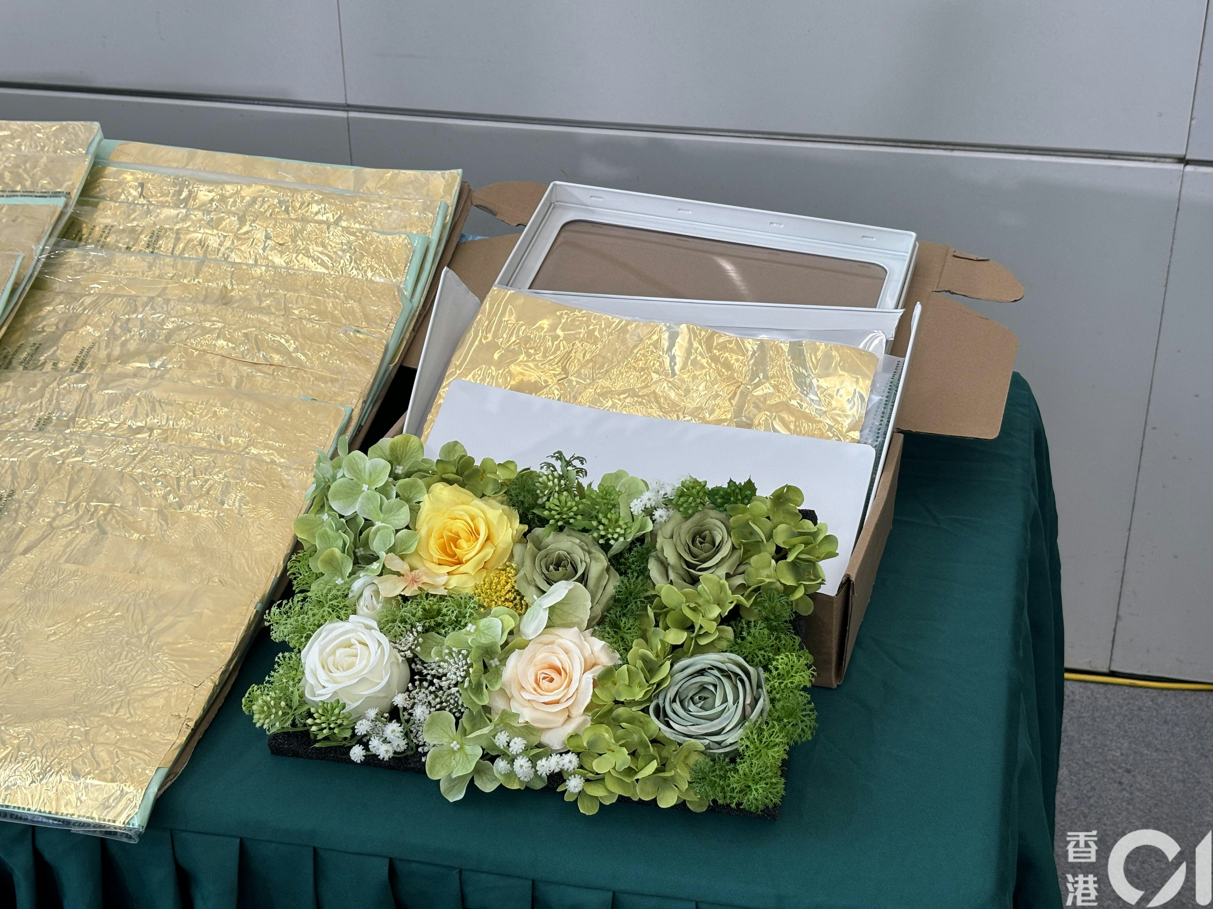 貨物報稱載有塑膠花，暗藏共重約26.2公斤懷疑黃金，估計總市值為港幣2,220萬元。（陳浩然攝）
