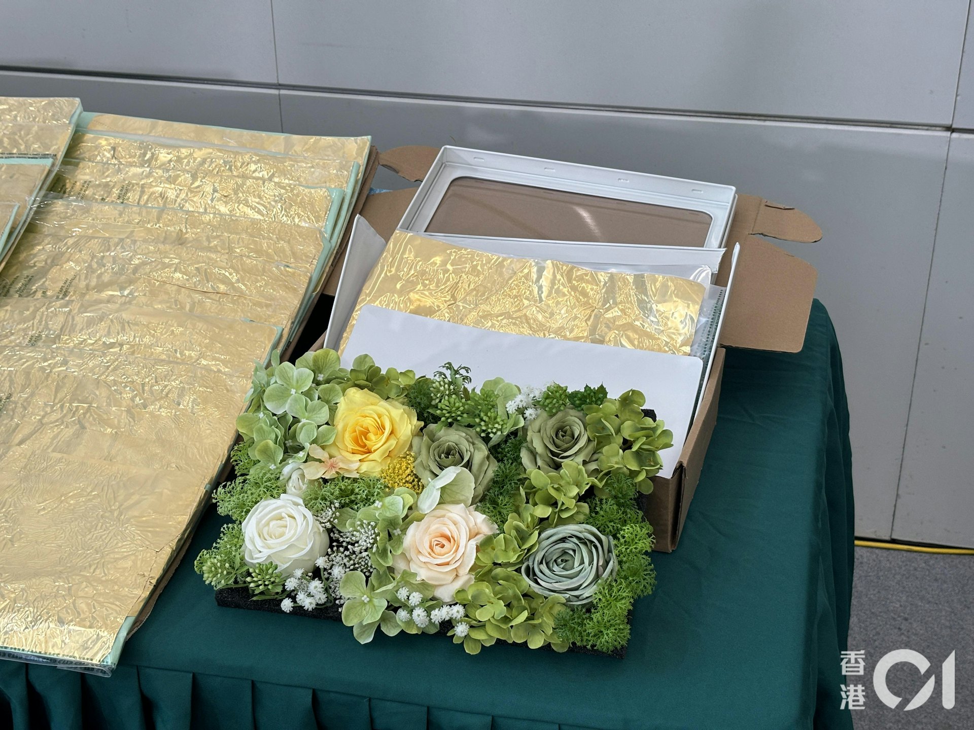 貨物報稱載有塑膠花,暗藏共重約26.2公斤懷疑黃金,估計總市值為港幣2,220萬元。(陳浩然攝) 貨物報稱載有塑膠花,暗藏共重約26.2公斤懷疑黃金,估計總市值為港幣2,220萬元。(陳浩然攝)