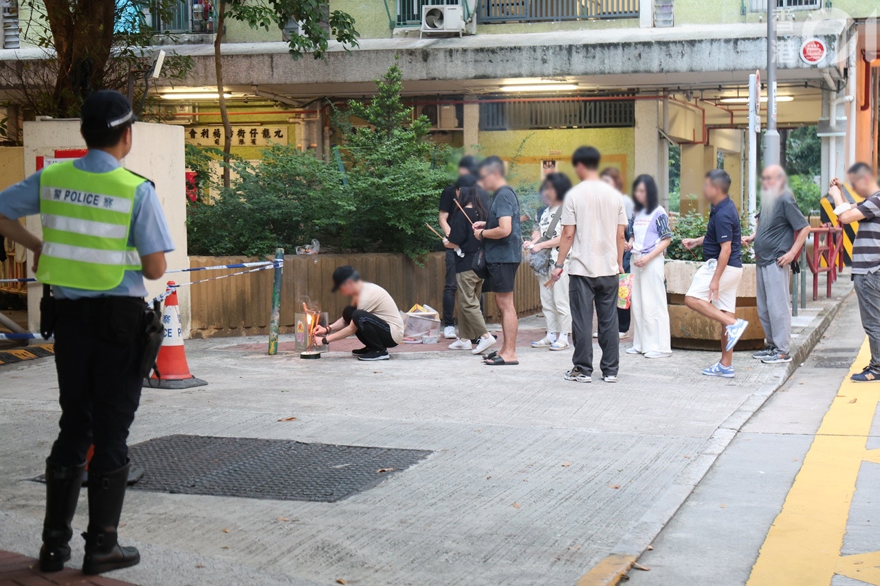 石硤尾大坑東邨奪命車禍，一名老婦遭校巴撞斃，死者子女及親友到場認屍後路祭。（梁偉權攝）