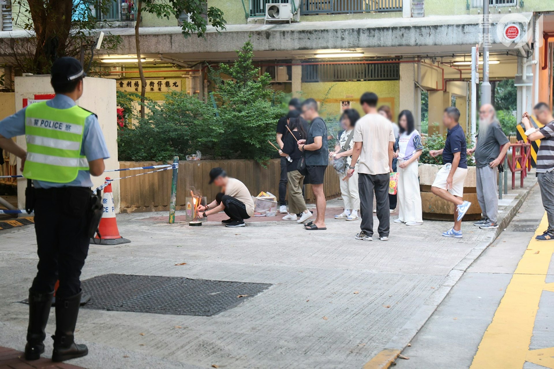 石硤尾大坑東邨奪命車禍,一名老婦遭校巴撞斃,死者子女及親友到場認屍後路祭。(梁偉權攝)